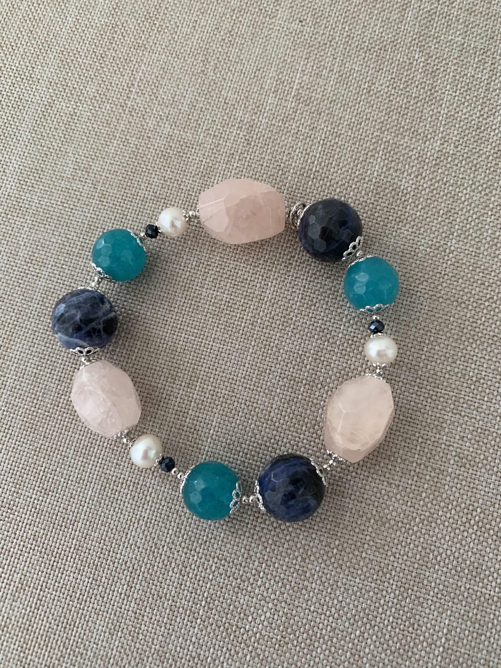 Bracciale elastico con quarzo rosa e verde, sodalite, perle coltivate e argento rodiato