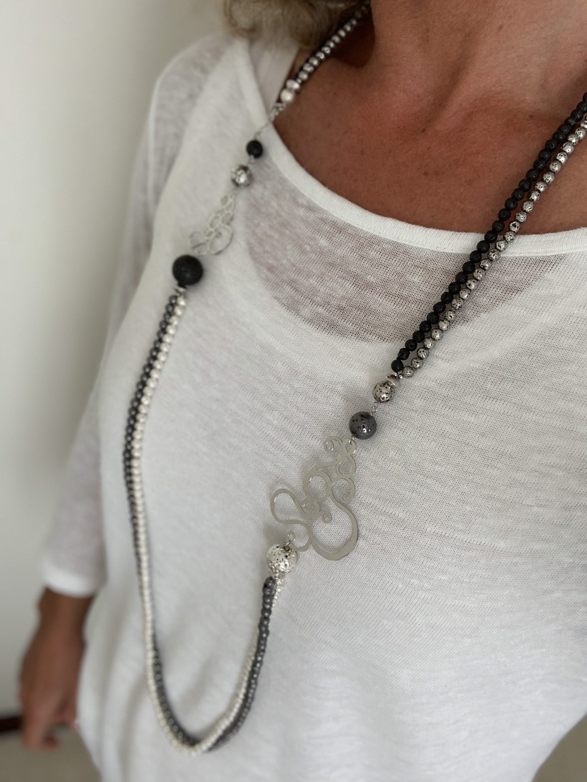 Collana in pietra lavica con inserti di argento rodiato