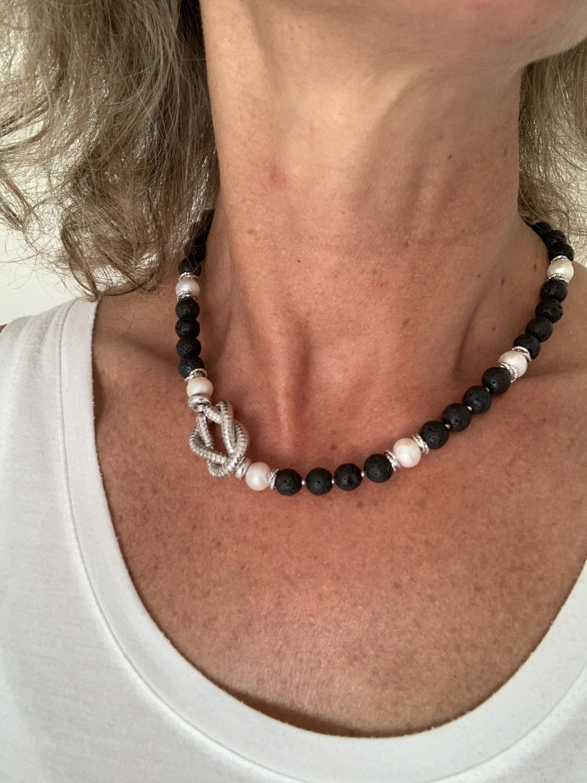 Girocollo in pietra lavica, perle coltivate e argento rodiato