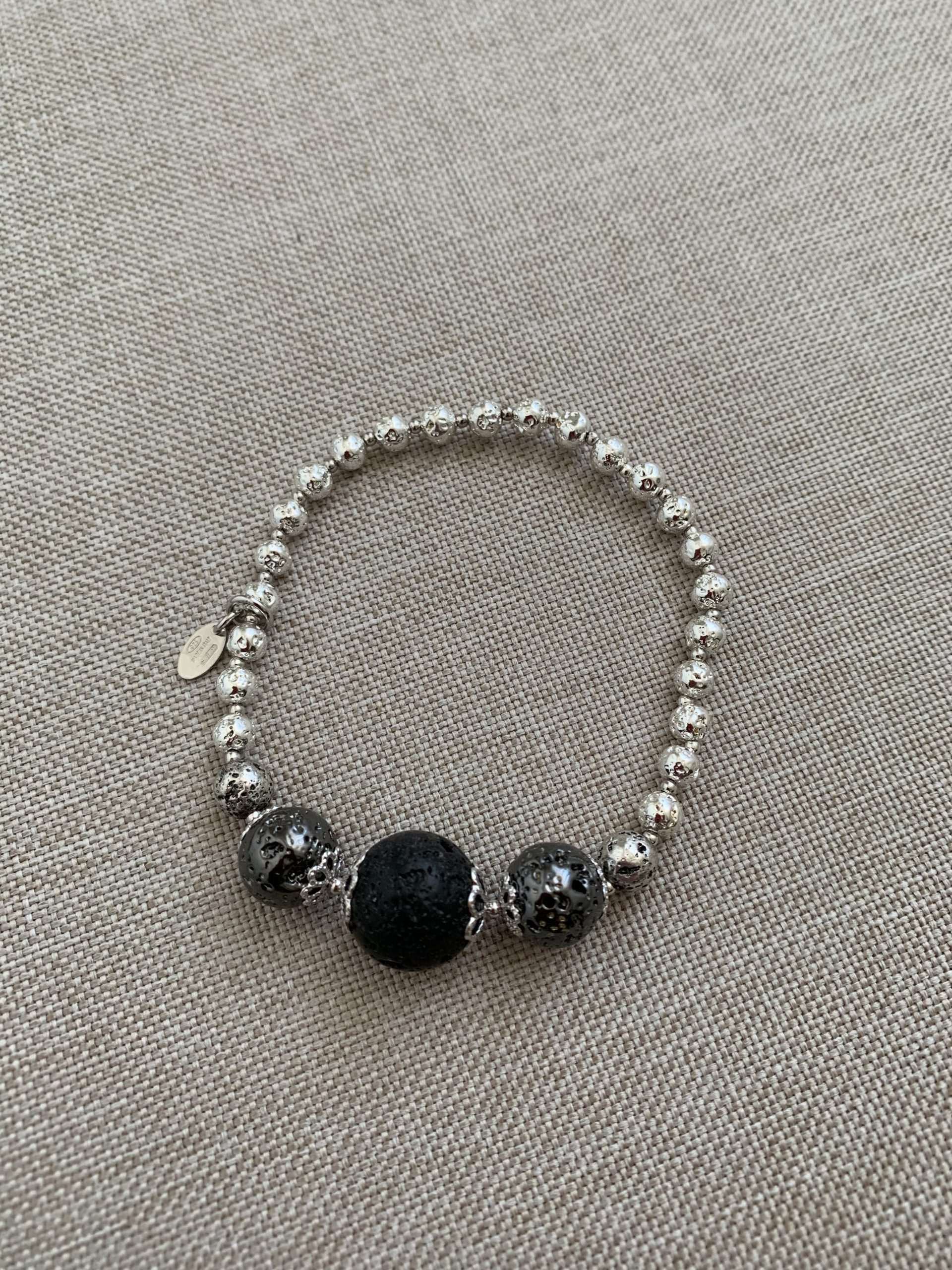 Bracciale elastico in pietra lavica con inserti di argento rodiato