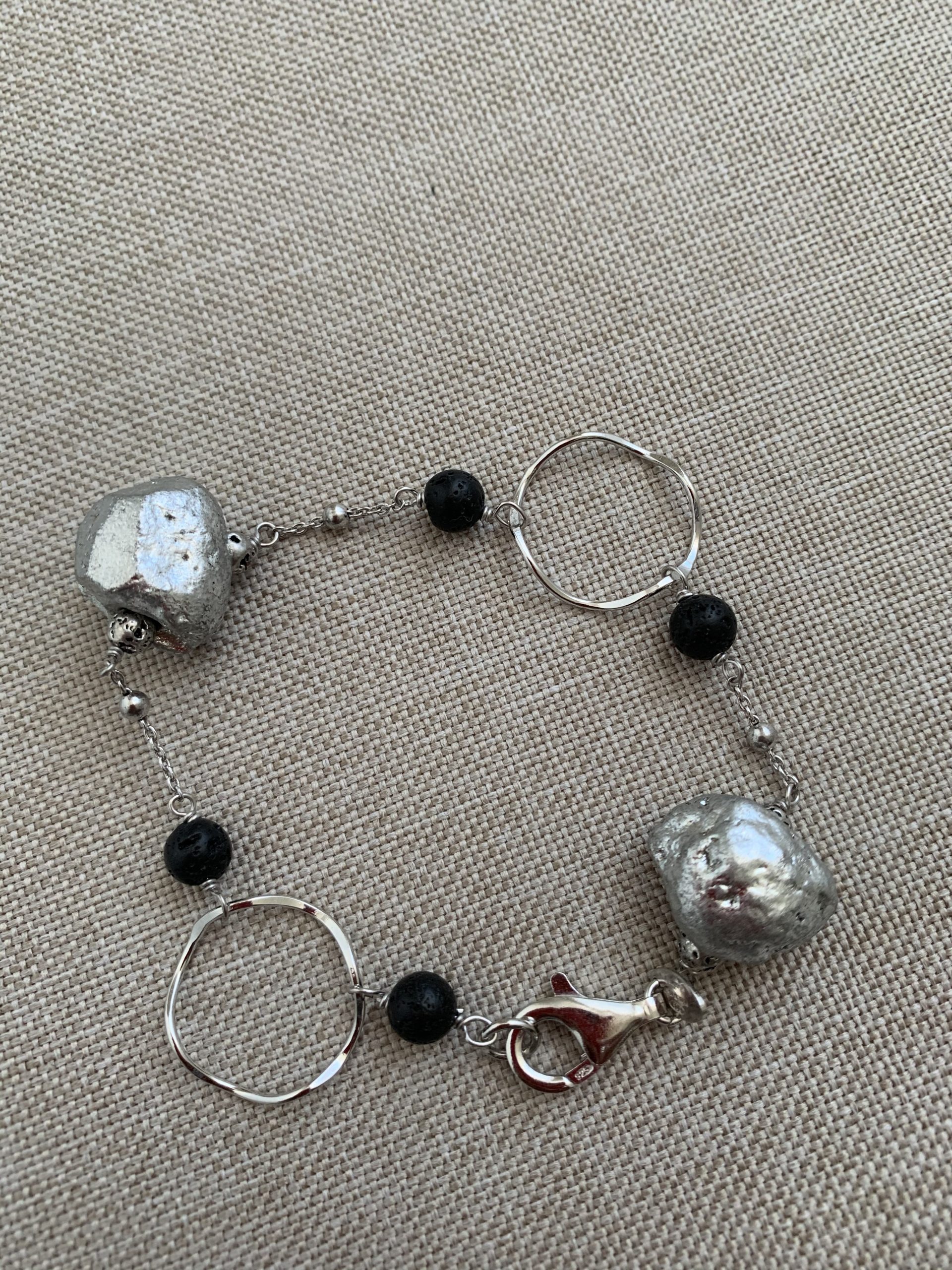 Bracciale con pietra lavica rodiata, agata nera e argento rodiato