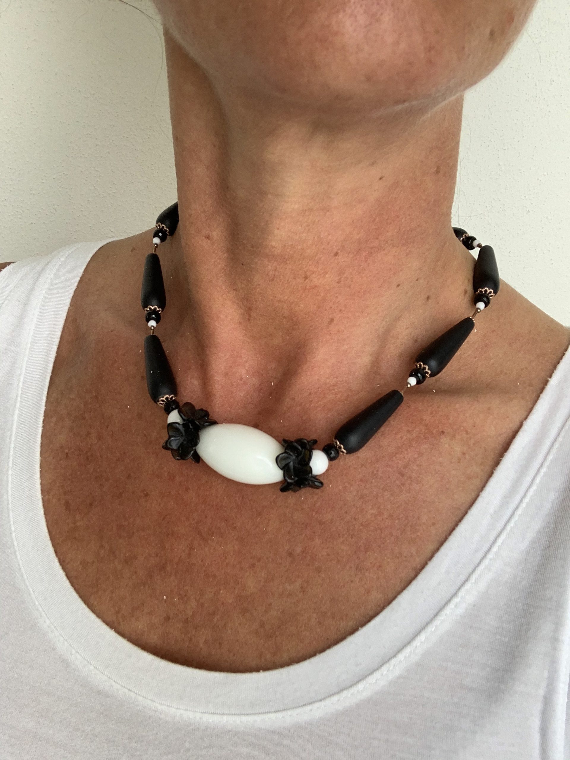Girocollo gocce e fiori agata nera, con agata bianca e argento placcato oro rosa