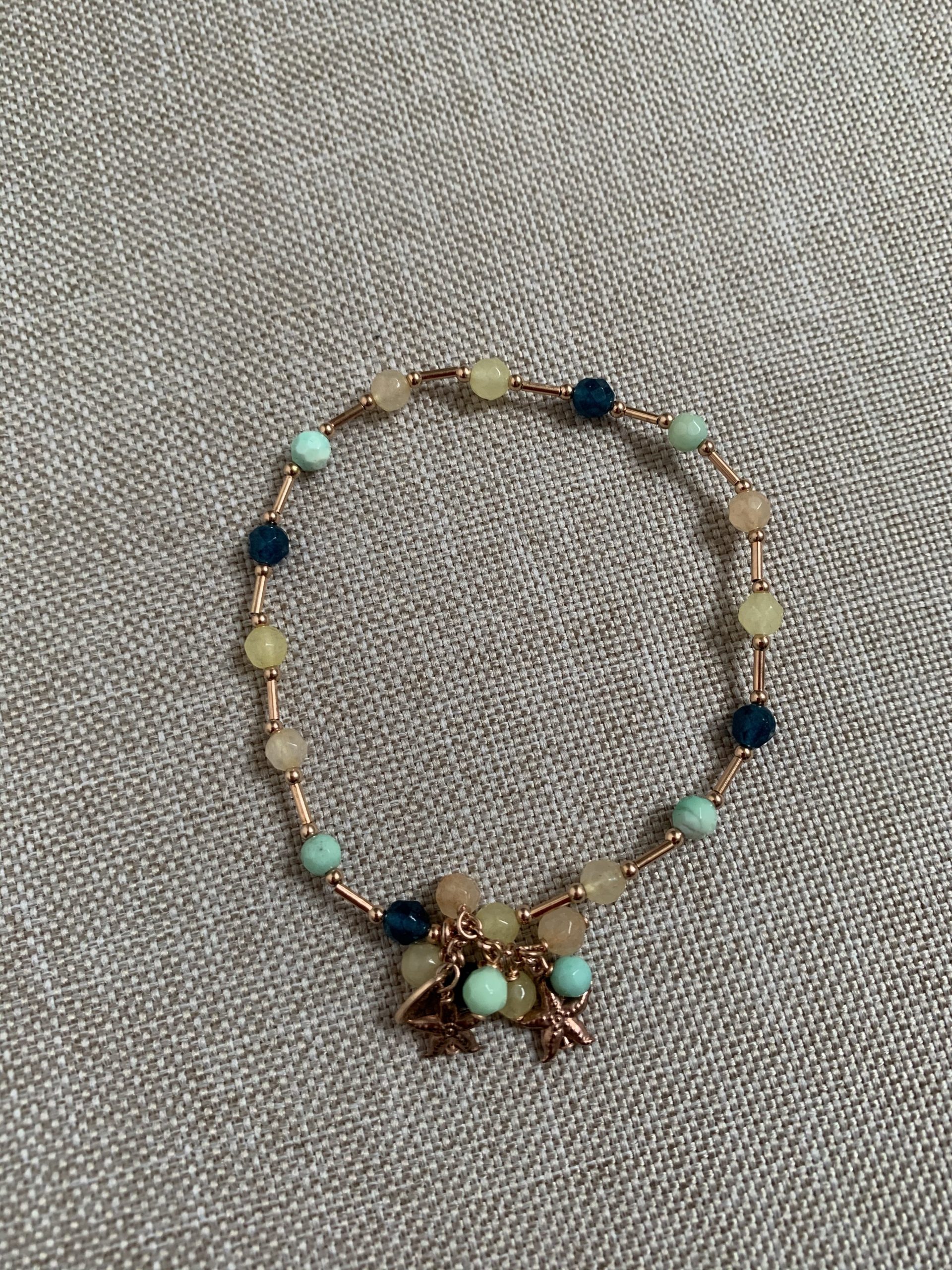 Bracciale elastico con quarzi assortiti, amazzonite e argento placcato oro rosa