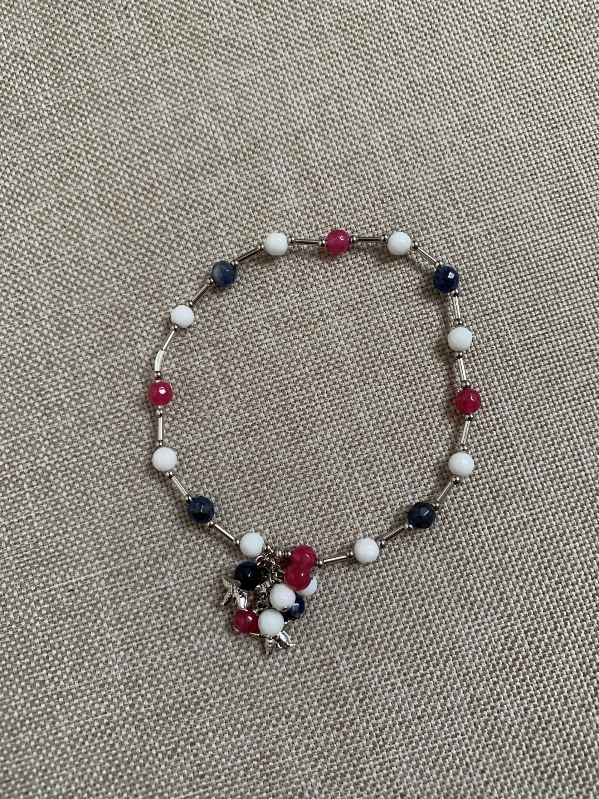 Bracciale elastico con agata bianca, quarzo rosso, sodalite e argento rodiato