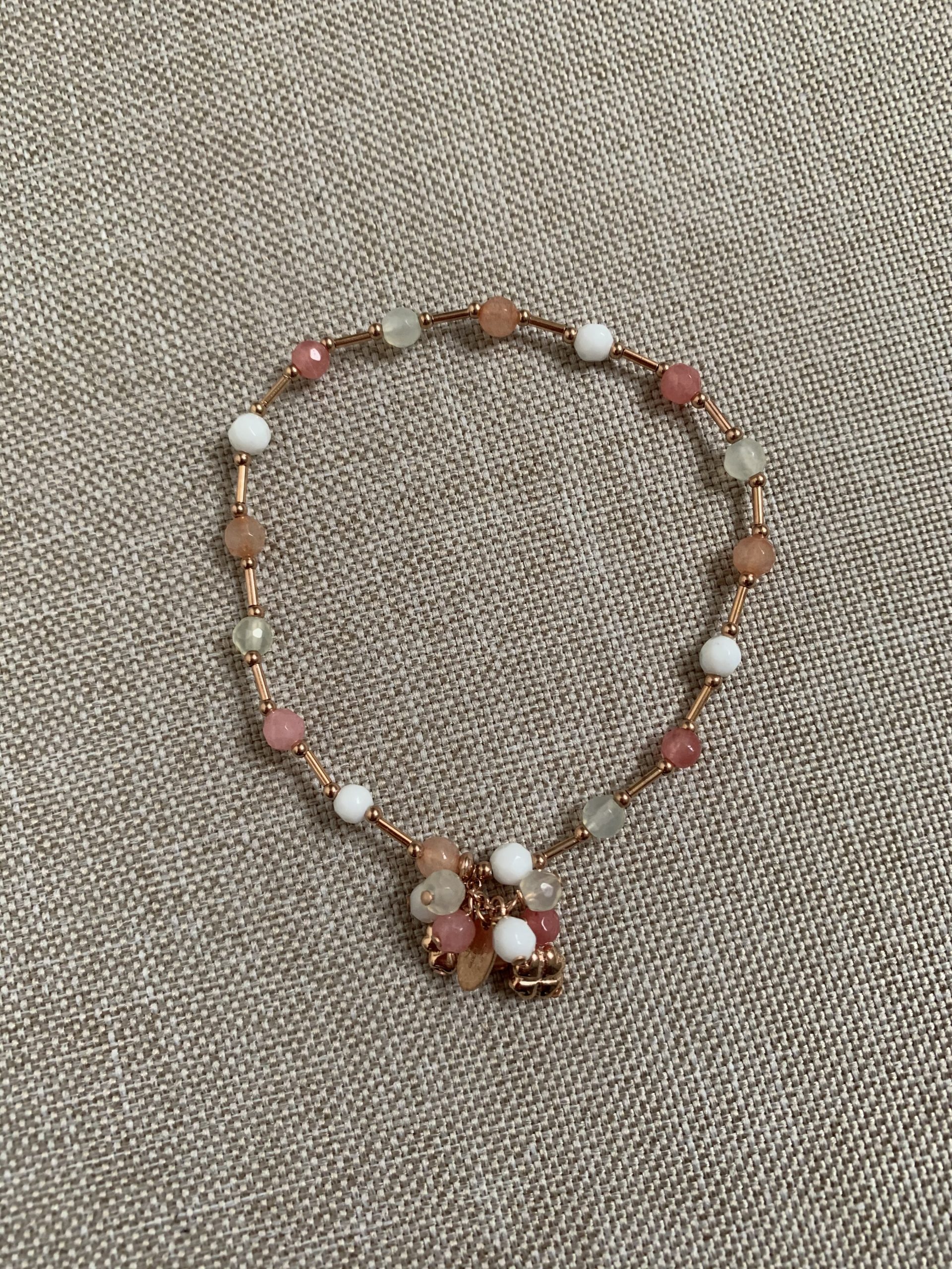 Bracciale elastico con quarzo arancio, rodonite, prenite, agata bianca e argento placcato oro rosa