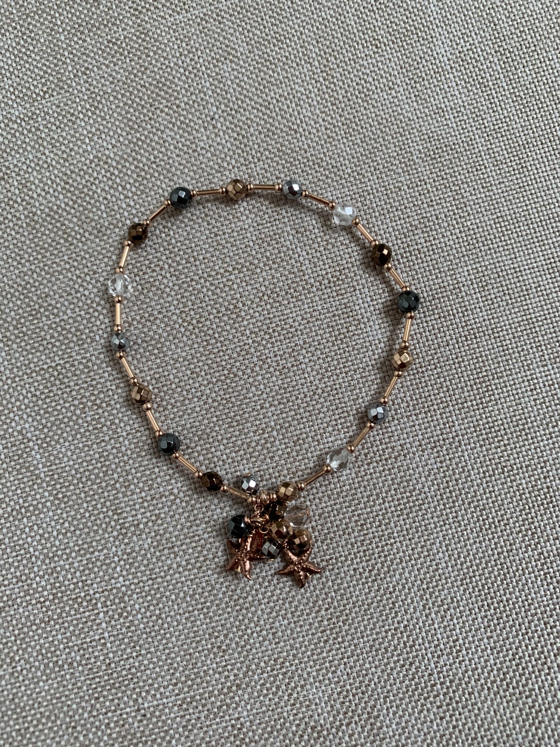 Bracciale elastico con cristallo di rocca, agata nera, ematite rodiata e rose' e argento placcato oro rosa