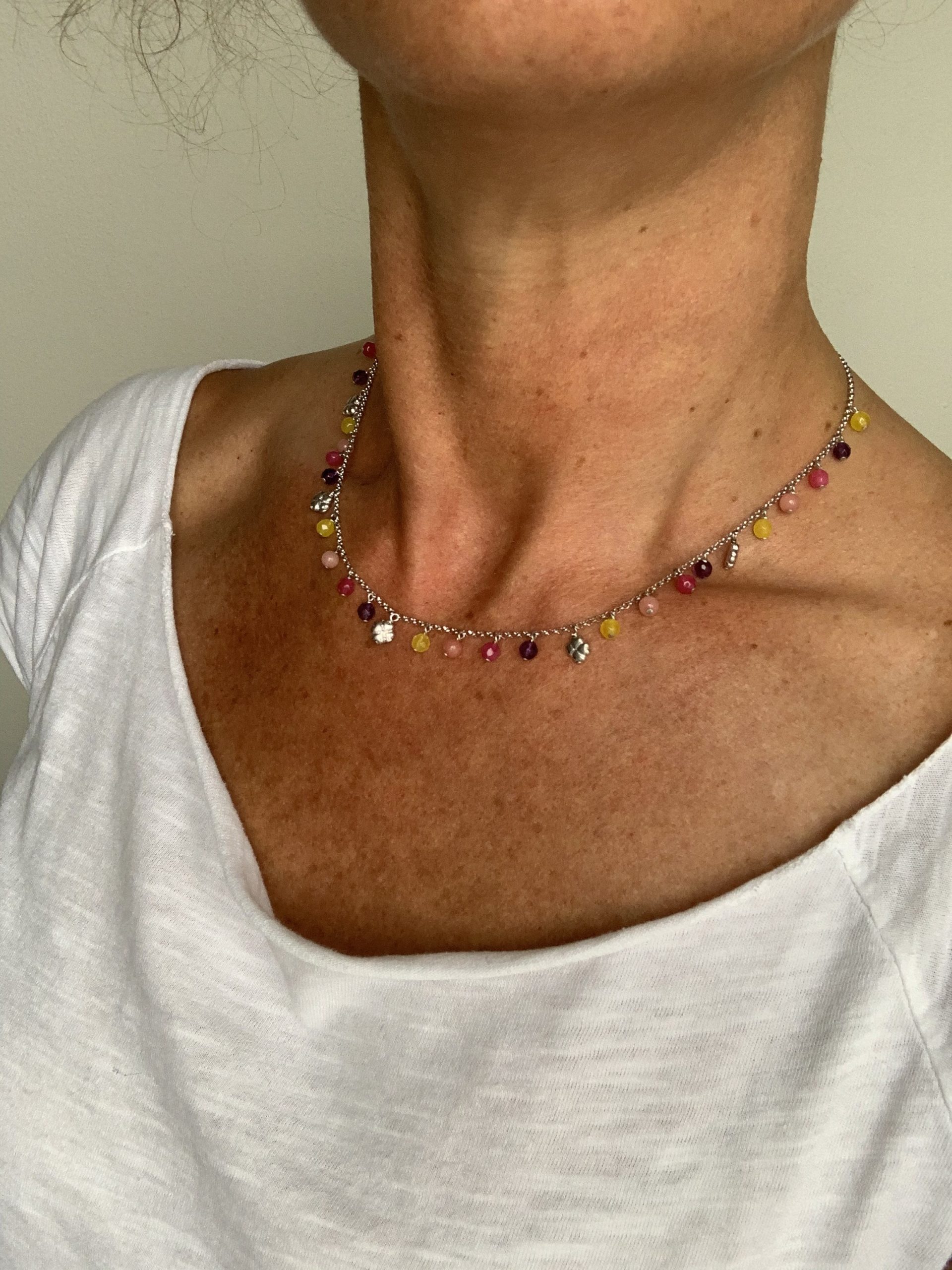 Girocollo con ametista, quarzo rosso, rodonite, agata gialla e argento rodiato