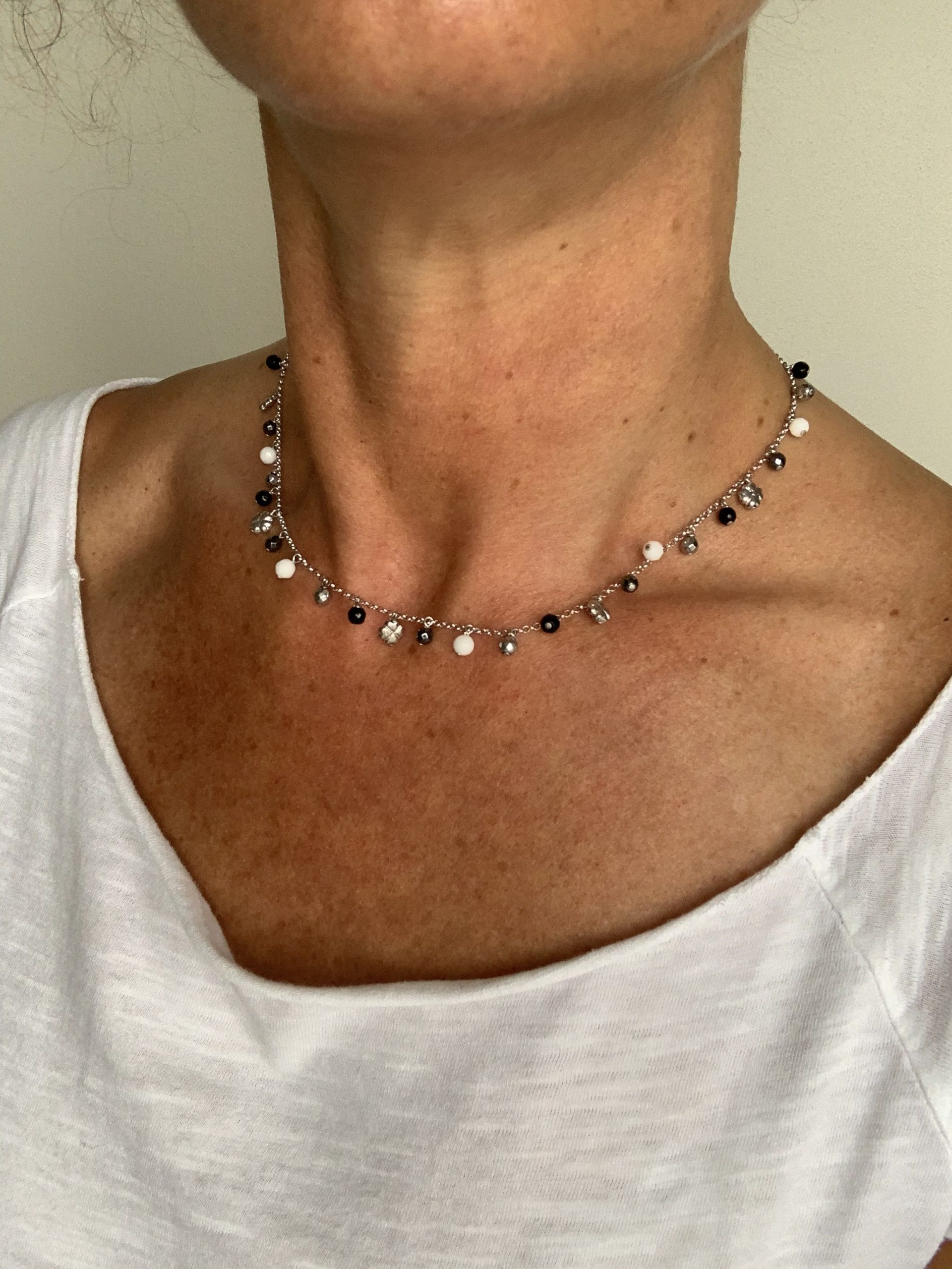 Girocollo con agata bianca, agata nera, ematite rodiata e argento rodiato
