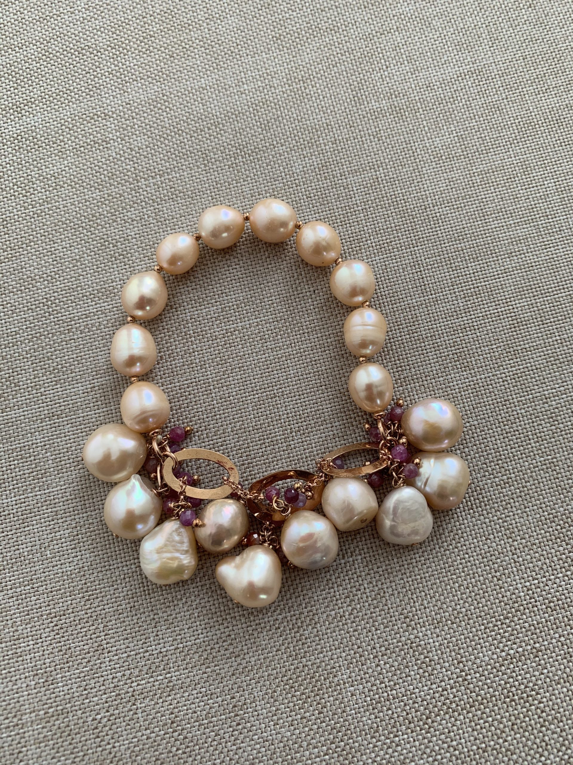 Bracciale elastico con perle rosa e ciondoli di perle e tormaline, in argento placcato oro rosa