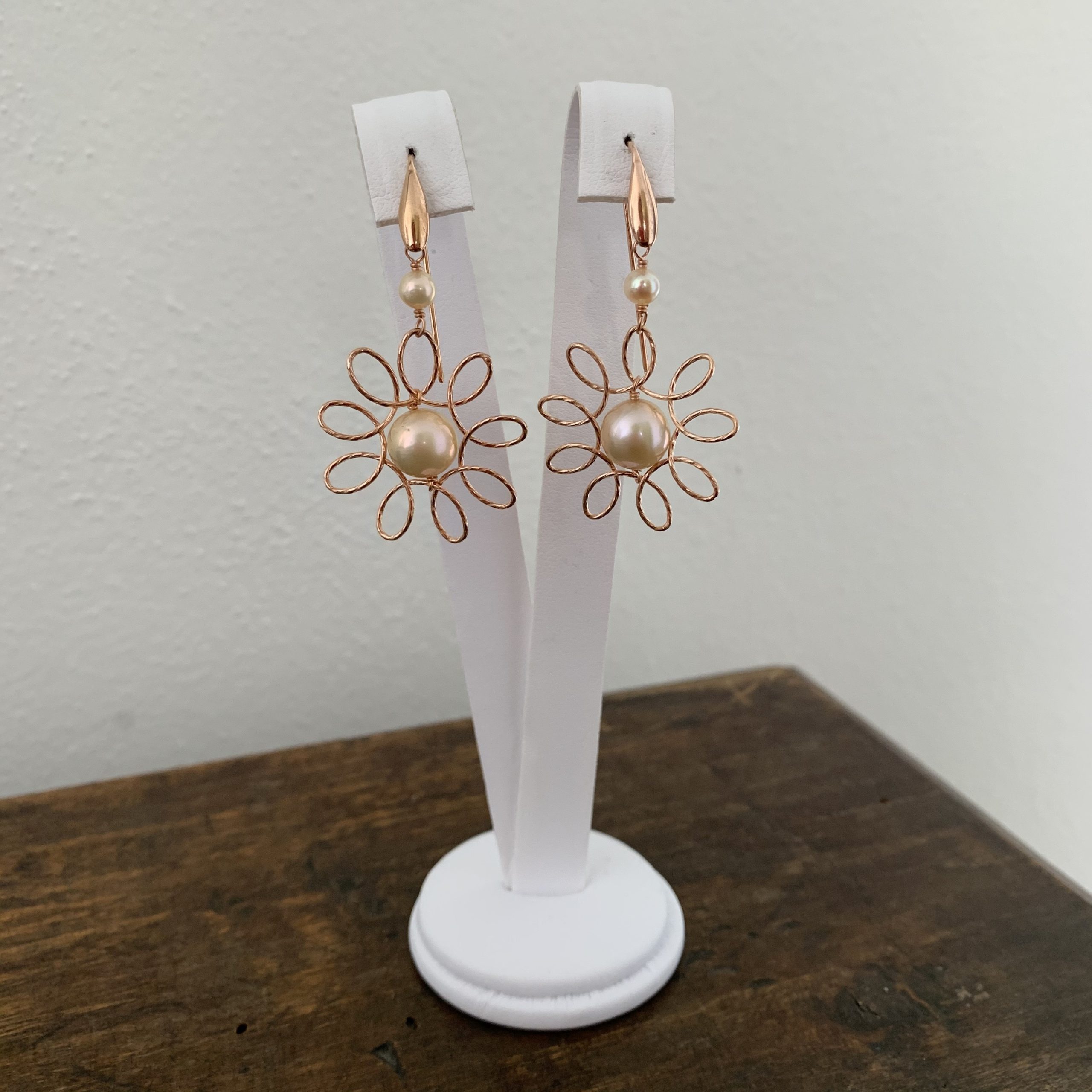 Orecchini con perle rosa e fiori in argento placcato oro rosa