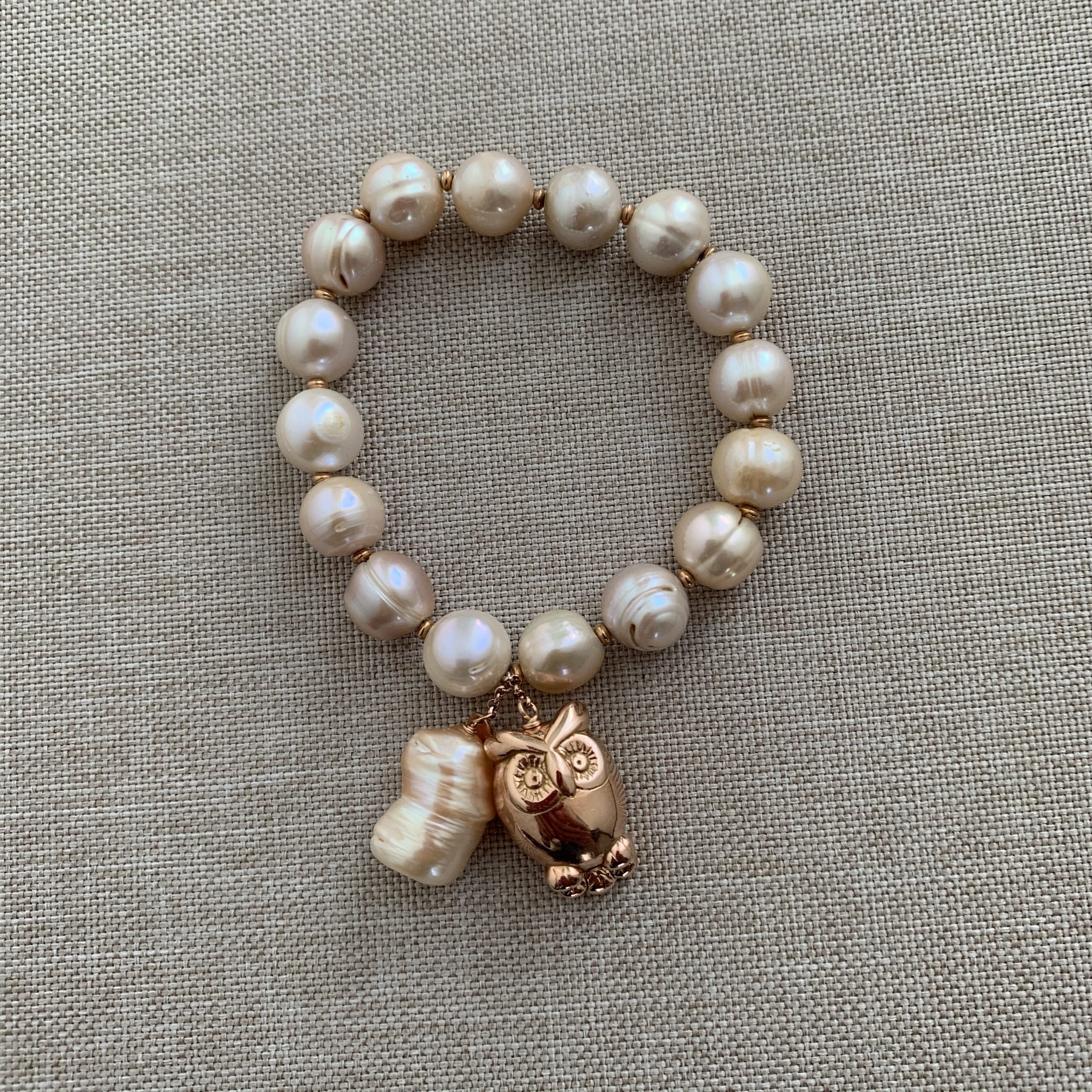 Bracciale elastico con perle rosa e gufo a ciondolo in argento placcato oro rosa