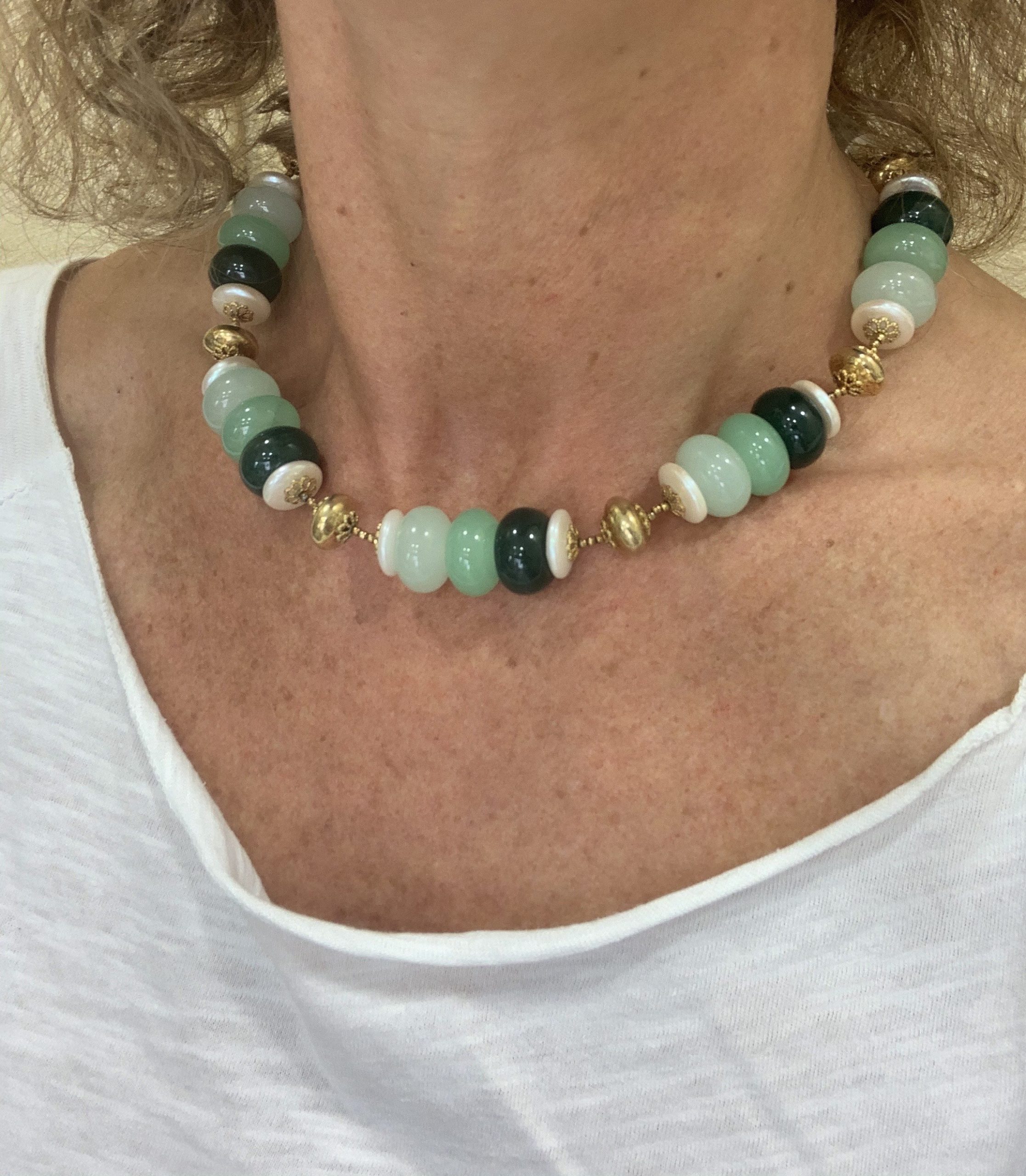 Girocollo di rondelle di candy jade verde, perle coltivate e argento placcato oro.