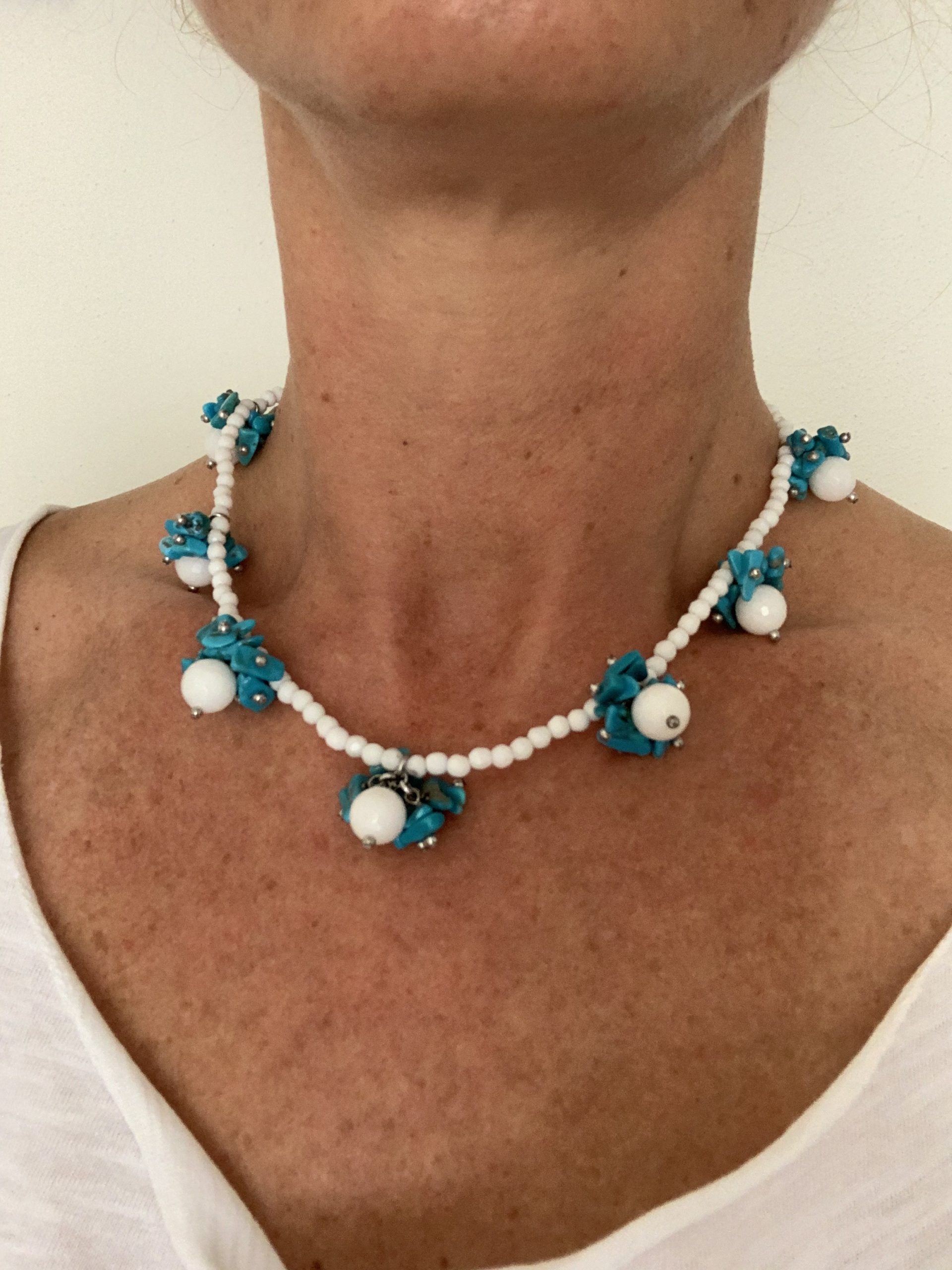 Girocollo di agata bianca e ciuffetti di turchese in argento rodiato