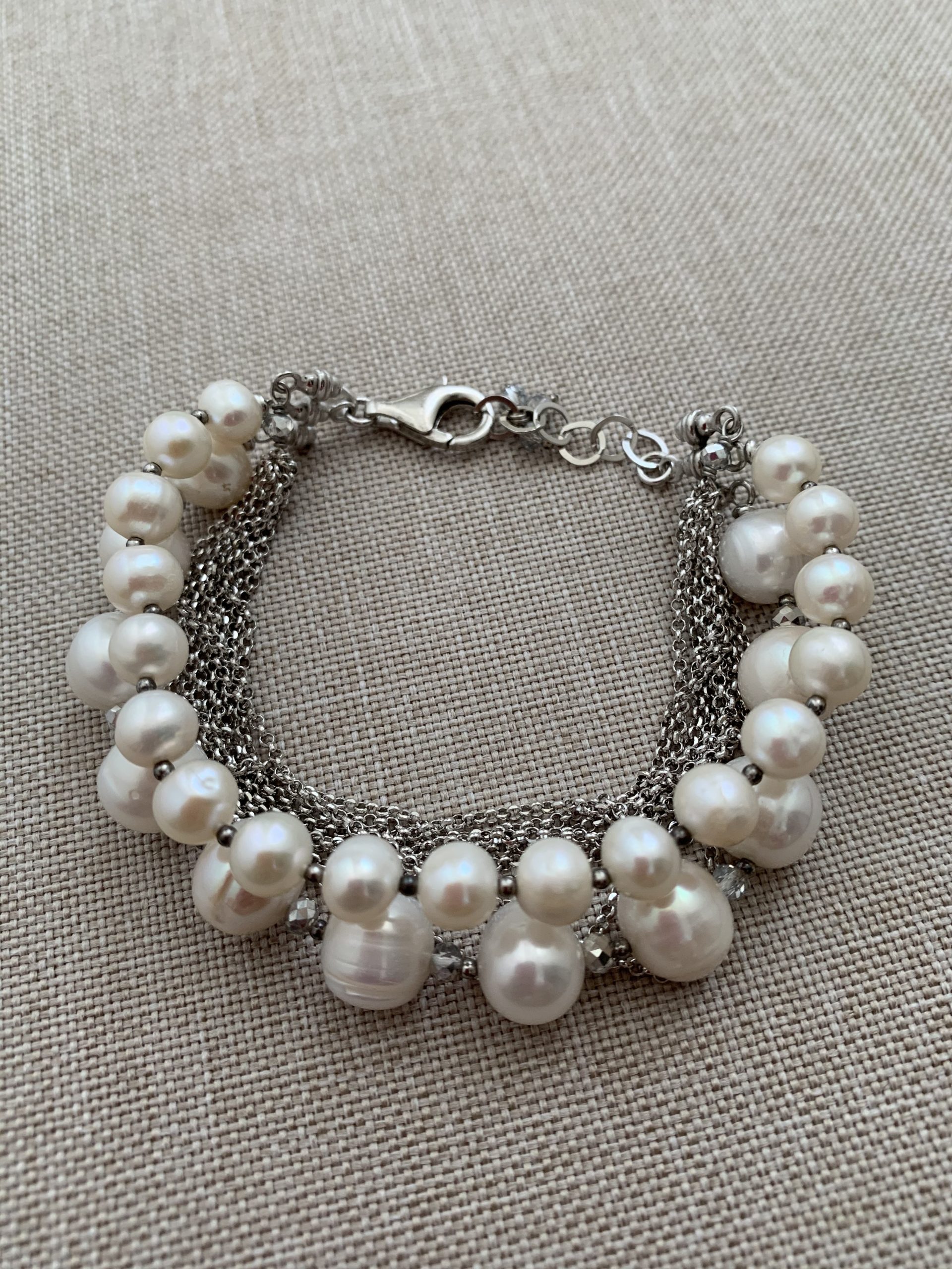 Bracciale di perle coltivate, ematite e argento rodiato