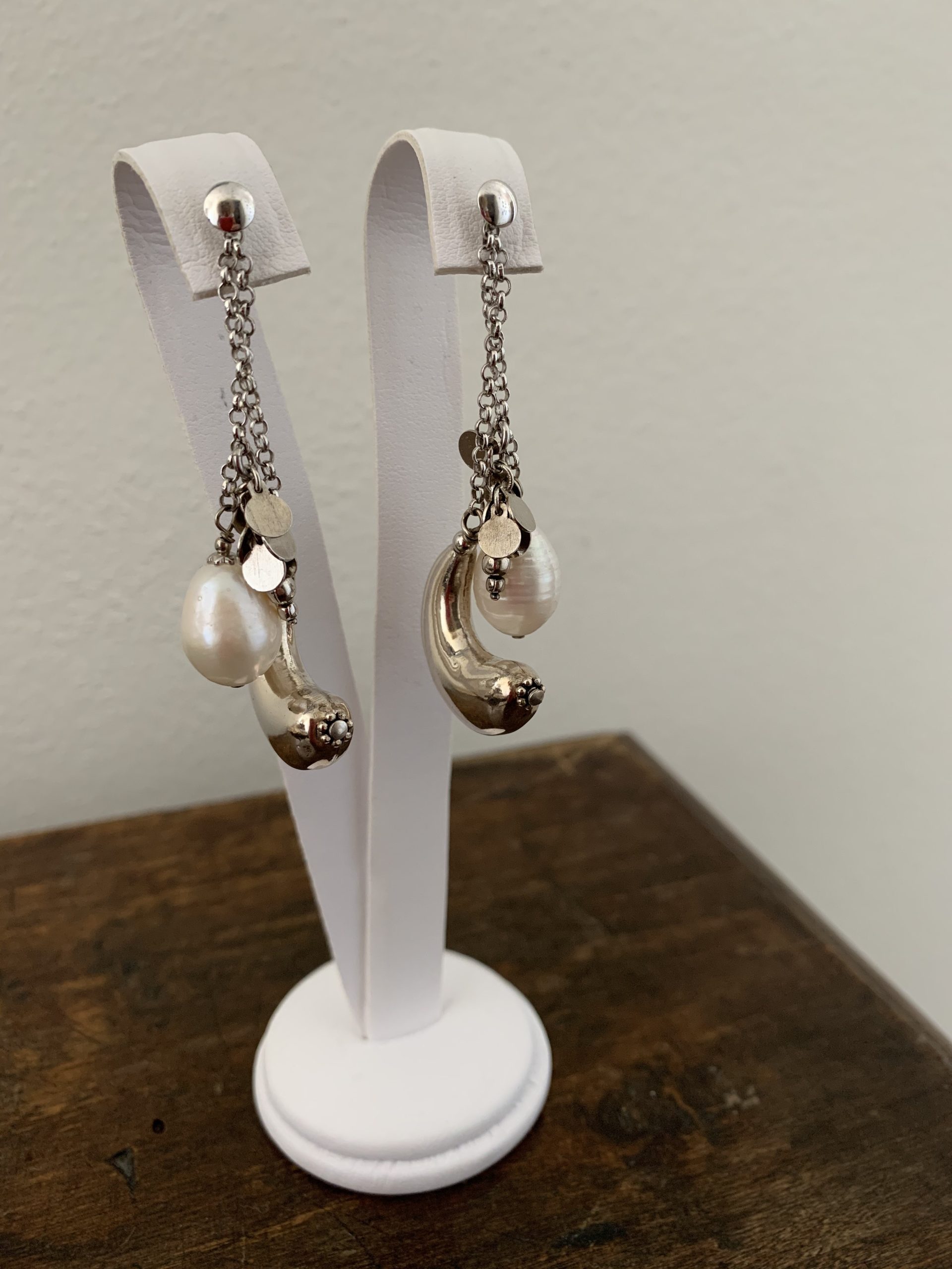 Orecchini di perle coltivate ed elemento in argento rodiato