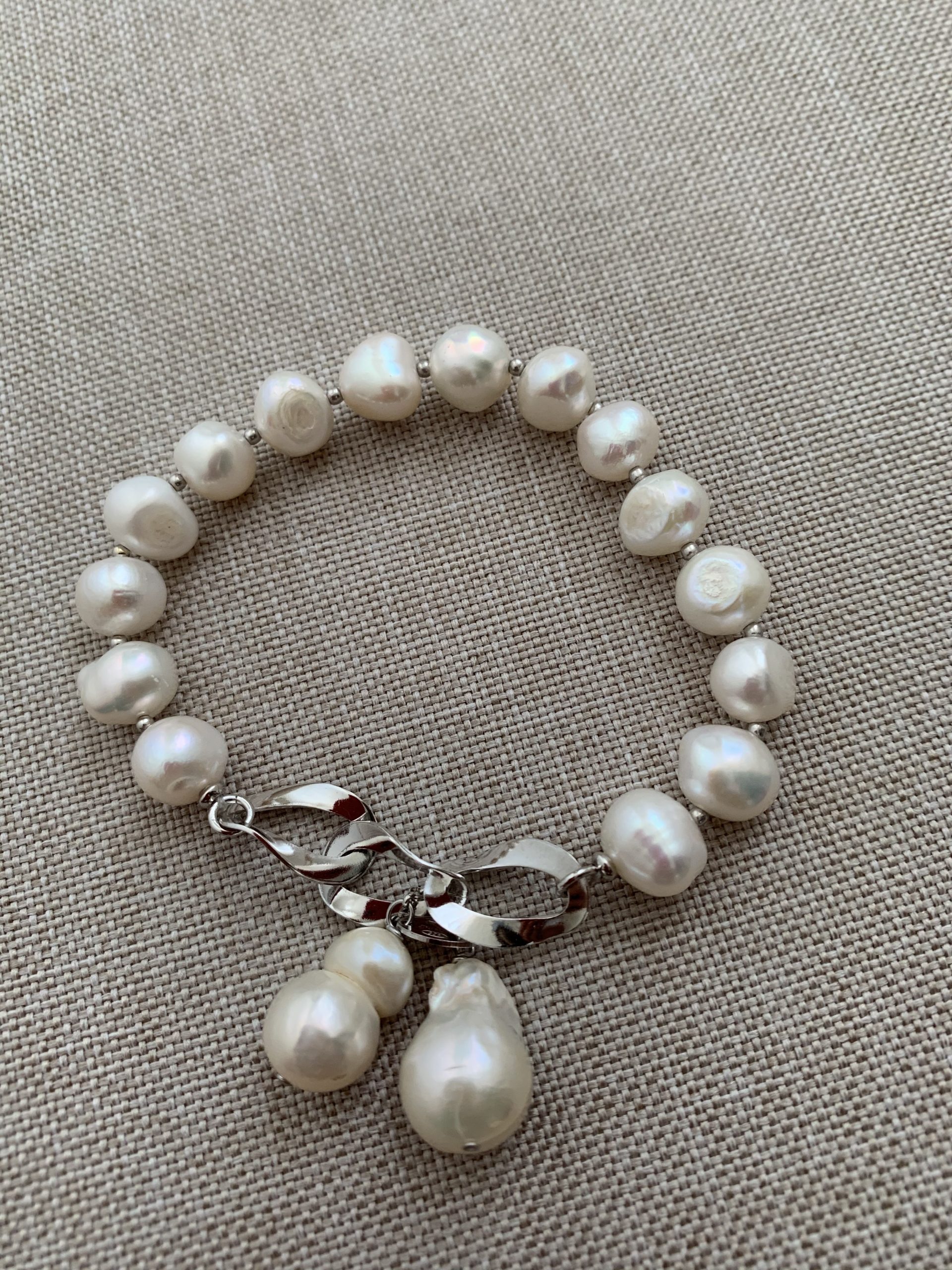 Bracciale elastico di perle bianche e argento rodiato