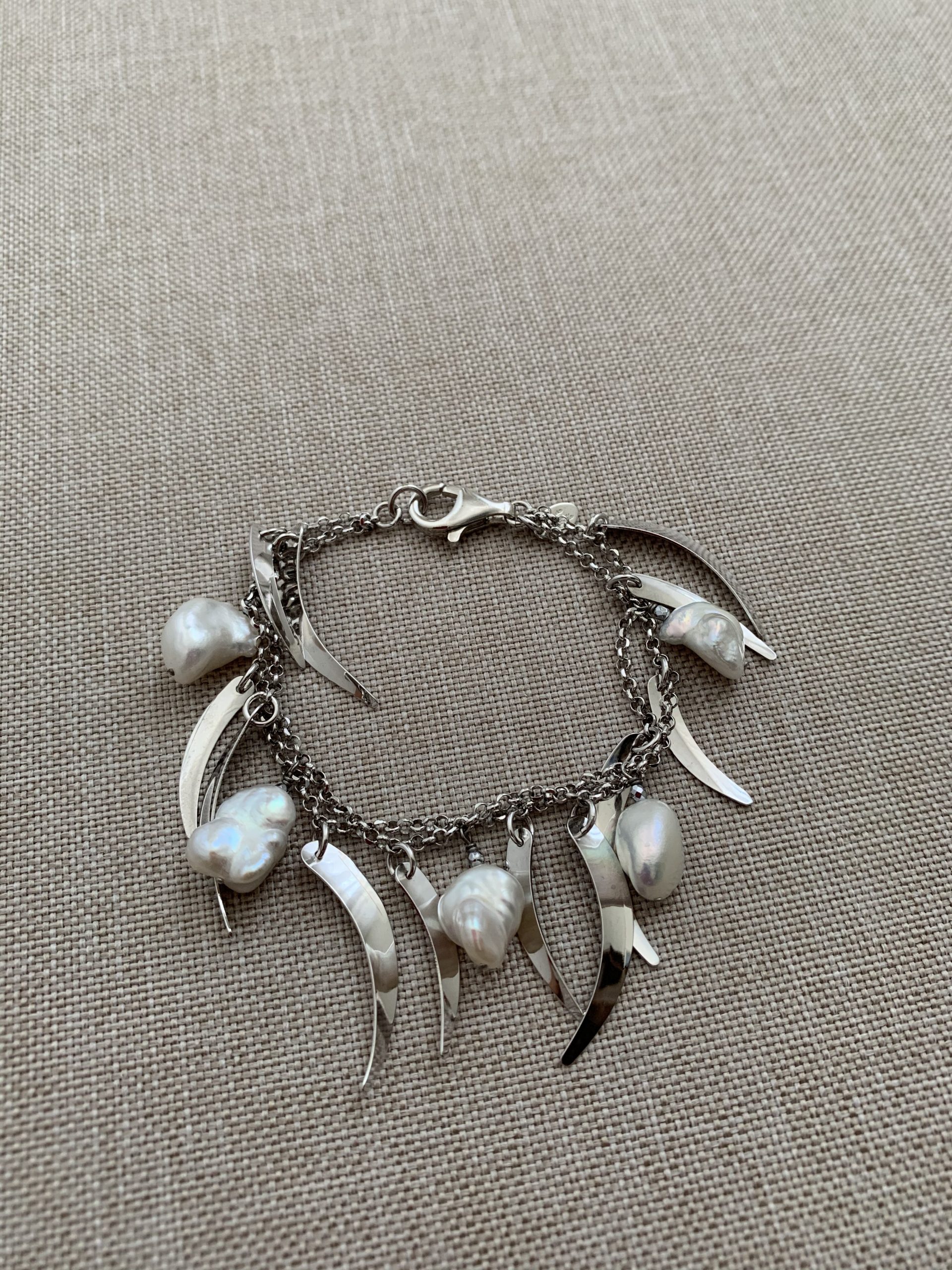 Bracciale con catena d'argento rodiato, perle coltivate ed elementi d'argento a ciondolo