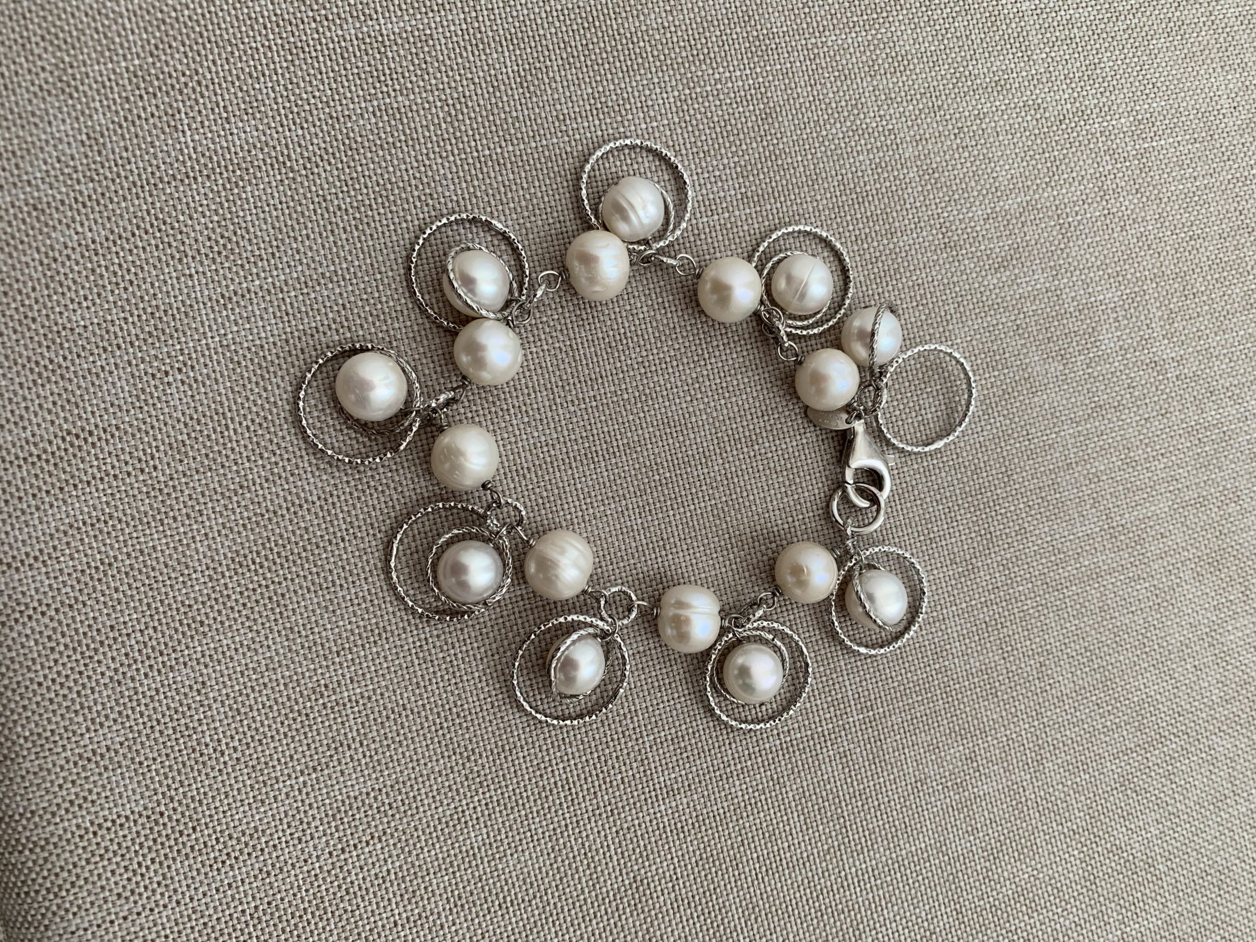 Bracciale con perle coltivate e cerchi di argento rodiato