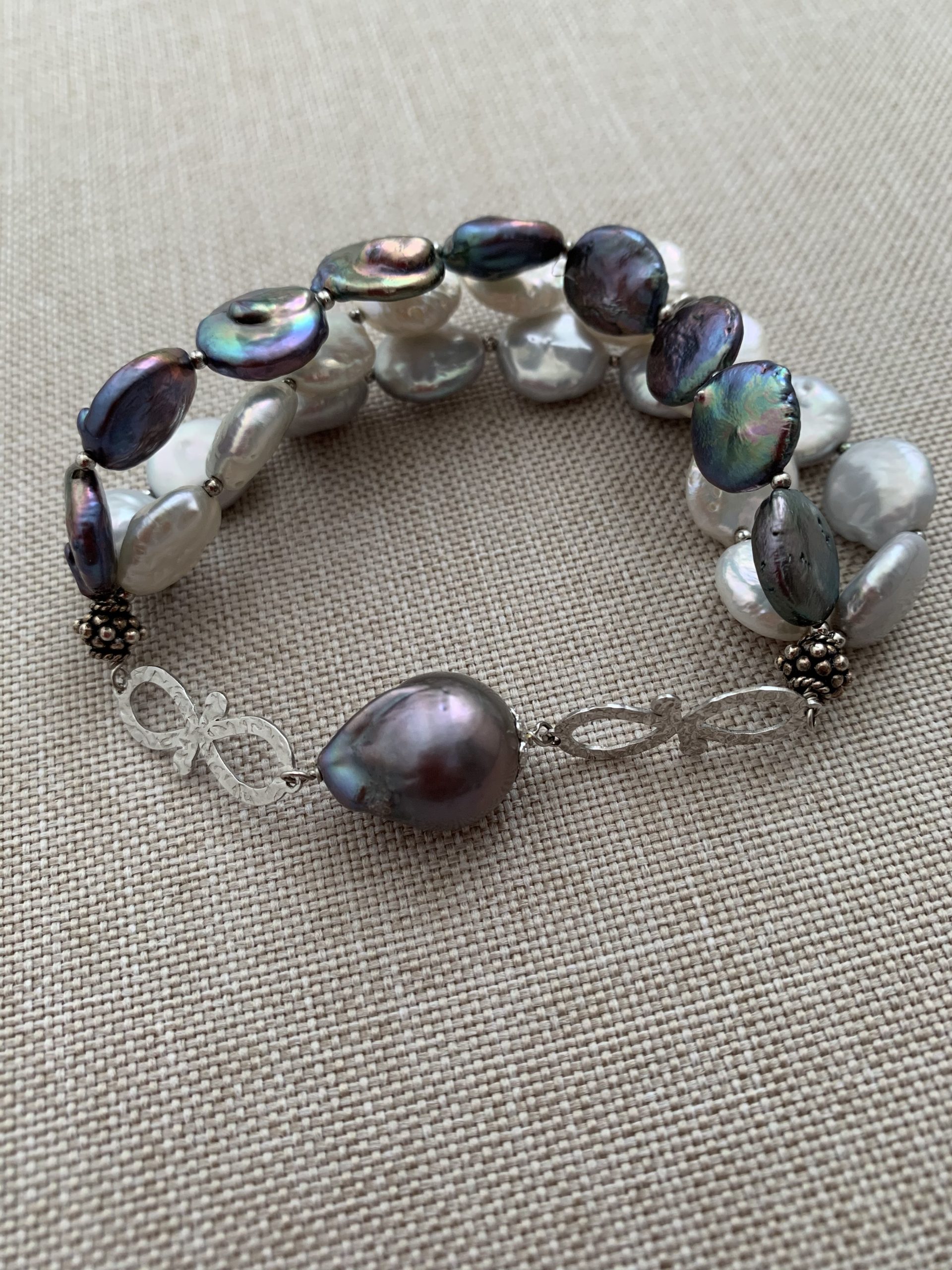 Bracciale elastico a 3 fili di perle grigie e bianche e argento rodiato