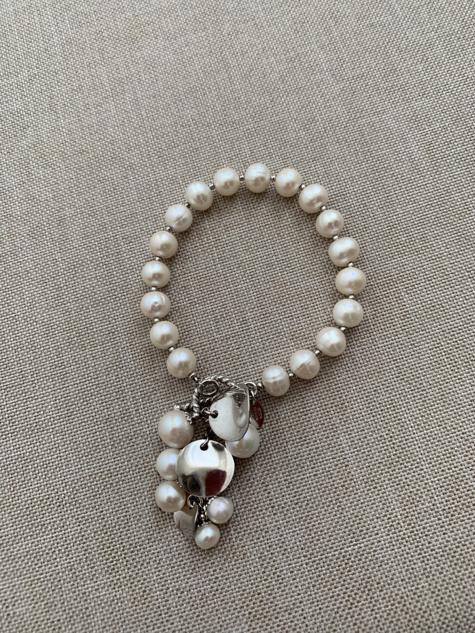 Bracciale elastico di perle oltivate con grappolino a ciondolo e argento rodiato