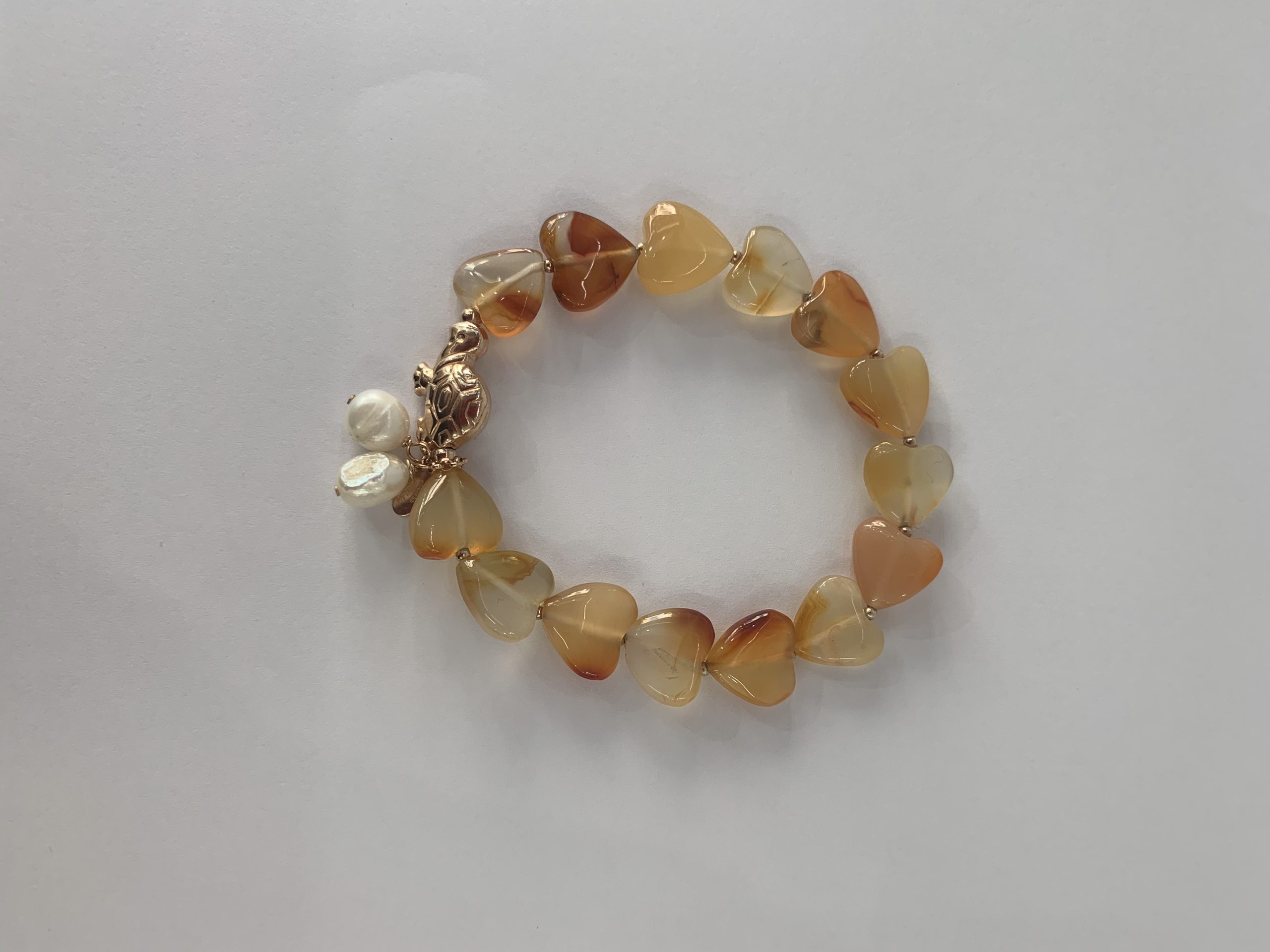 Bracciale elastico con cuoricini di corniola, tartaruga in argento placcato oro rosa e perle