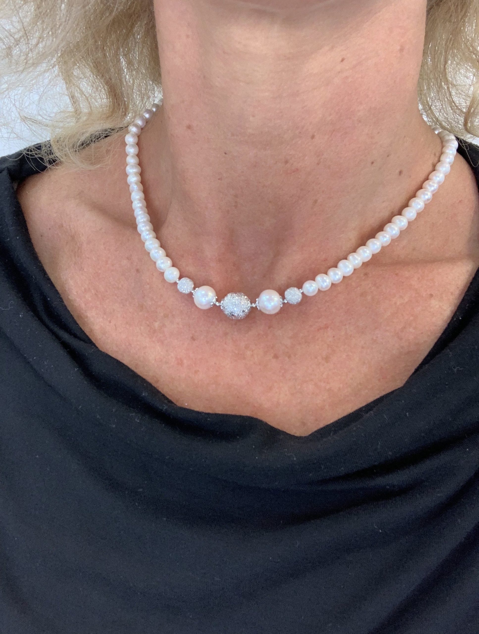 Girocollo perle bianche con sfere diamantate in argento rodiato