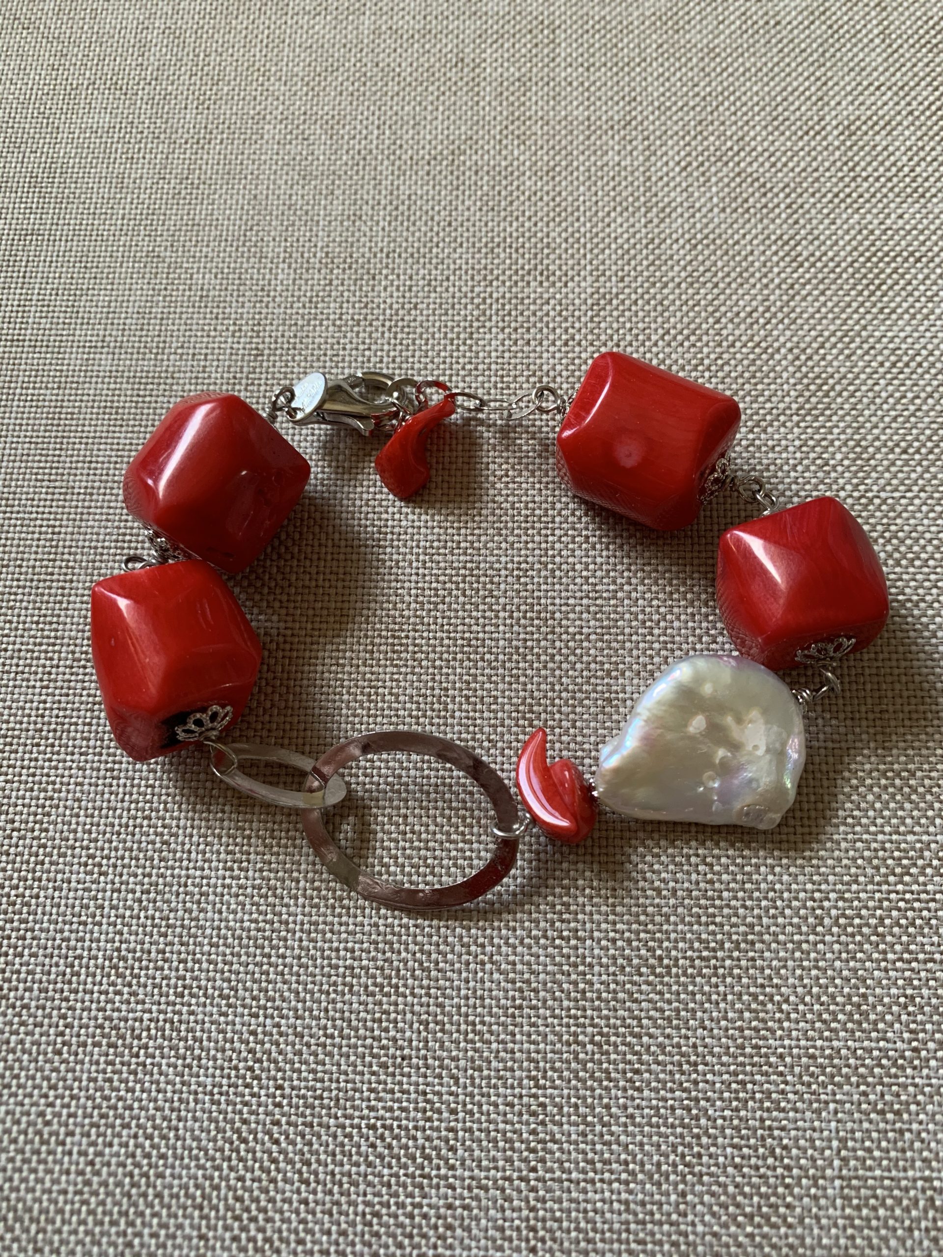 Bracciale incatenato con barilotti di corallo bamboo, perla coltivata e argento rodiato