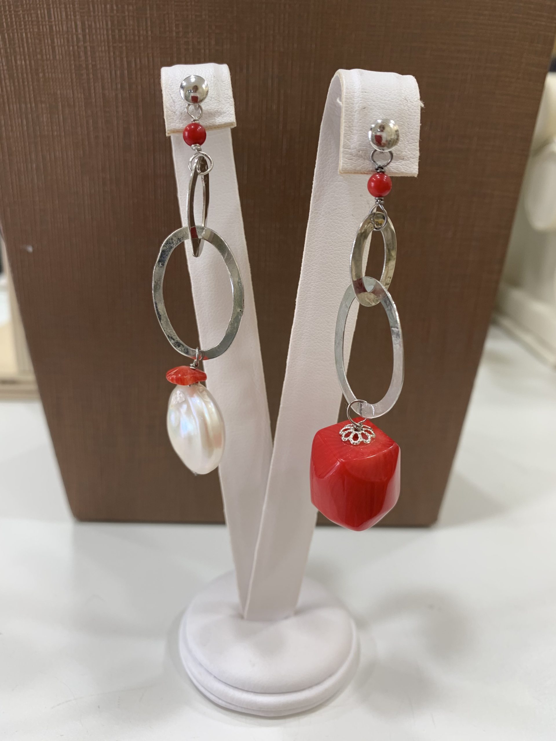 Orecchini con corallo bamboo, perle coltivate e ovali in argento rodiato
