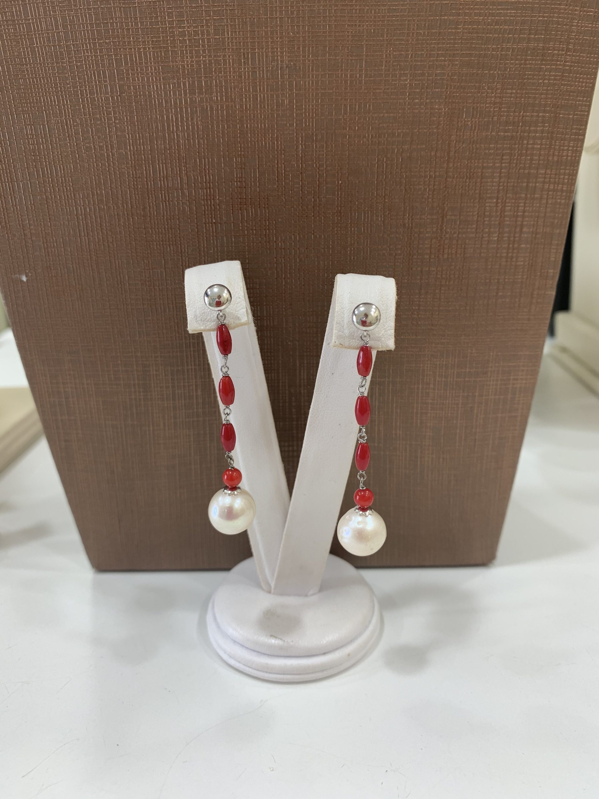 Orecchini con semino di corallo bamboo, perle coltivate e argento rodiato