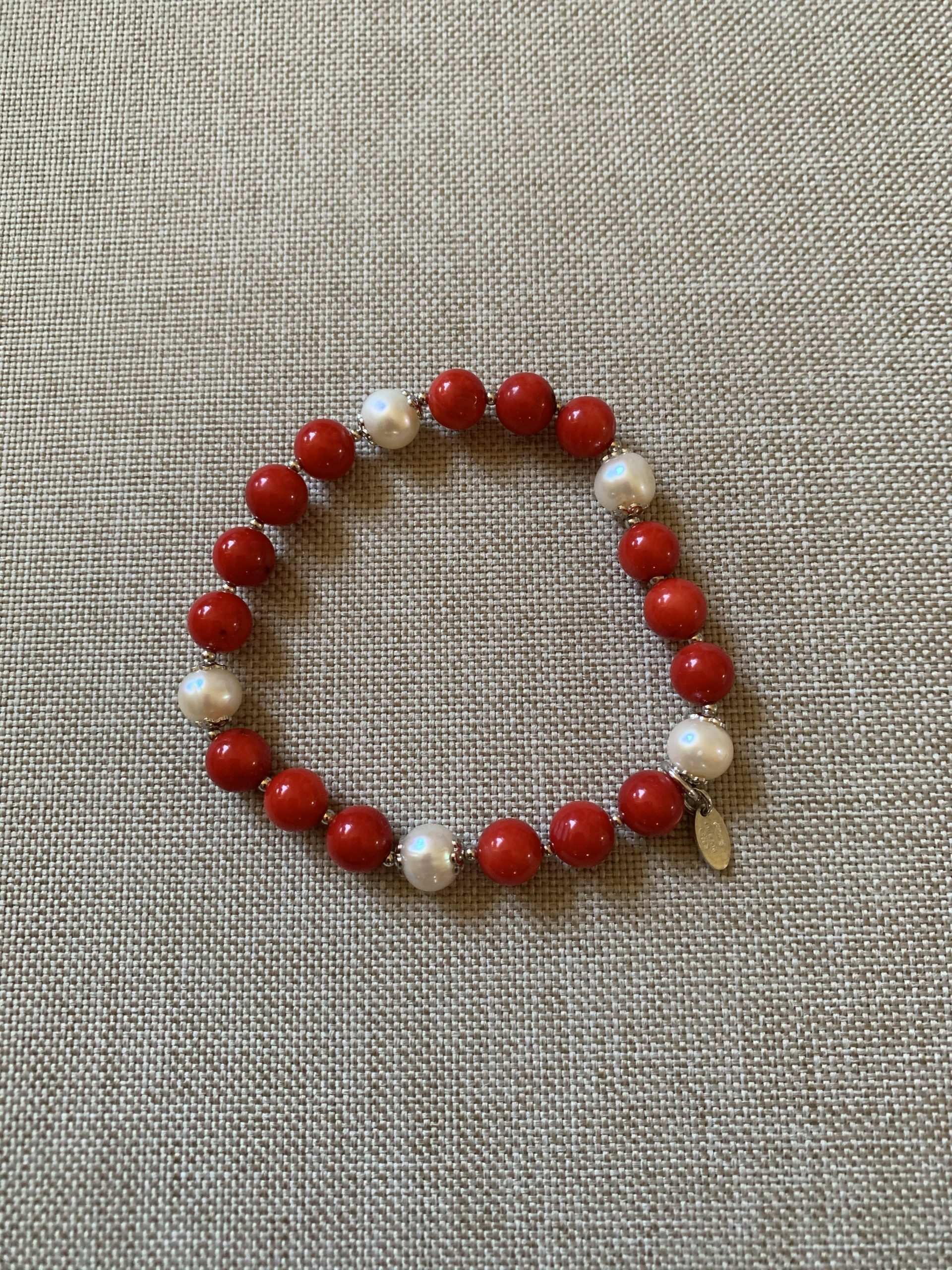 Bracciale elastico con corallo bamboo, perle coltivate e  argento rodiato