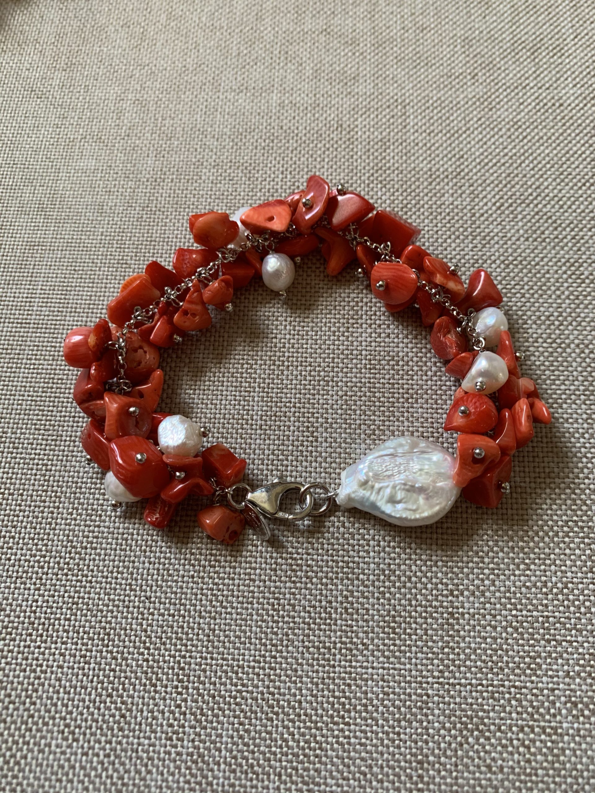 Bracciale con ciondolini di corallo bamboo, perle coltivate e  argento rodiato