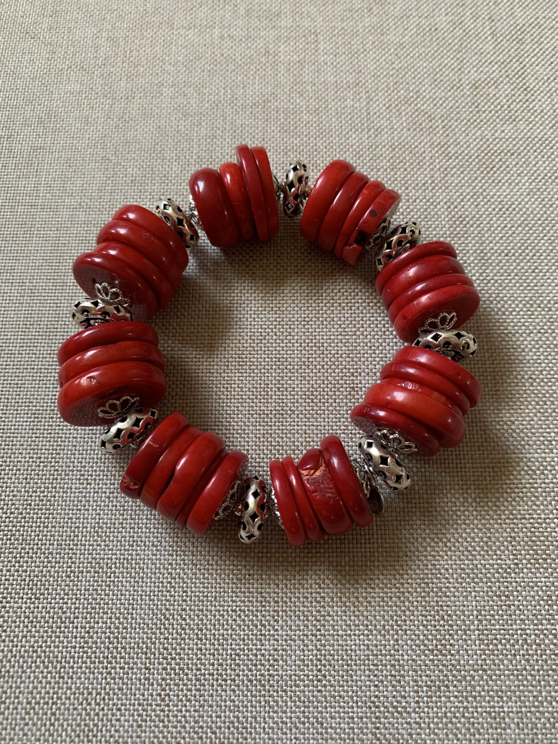 Bracciale elastico con dischi di corallo bamboo e argento rodiato