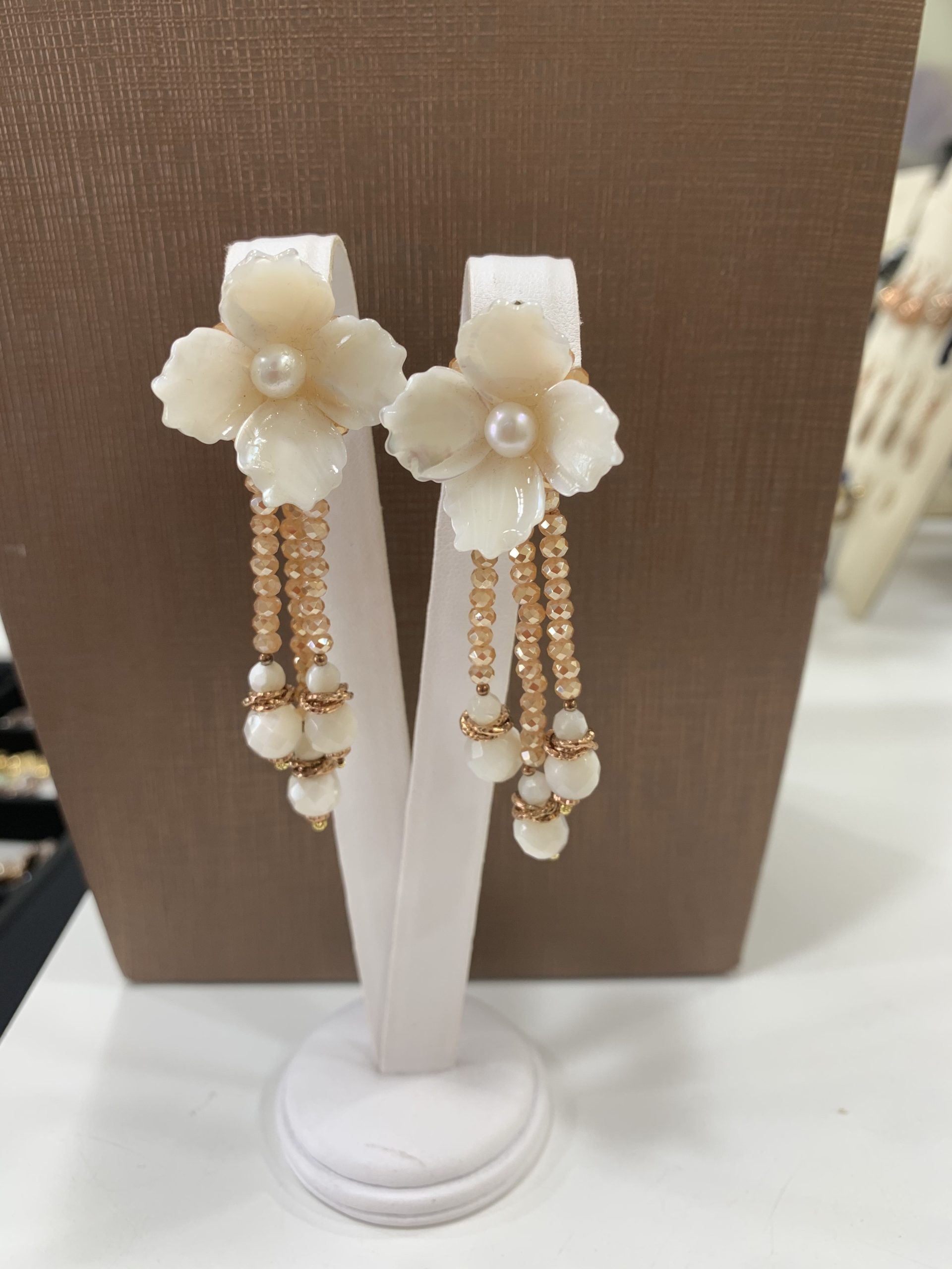 Orecchini con fiore di madreperla, quarzi idrotermali e argento placcato oro rosa