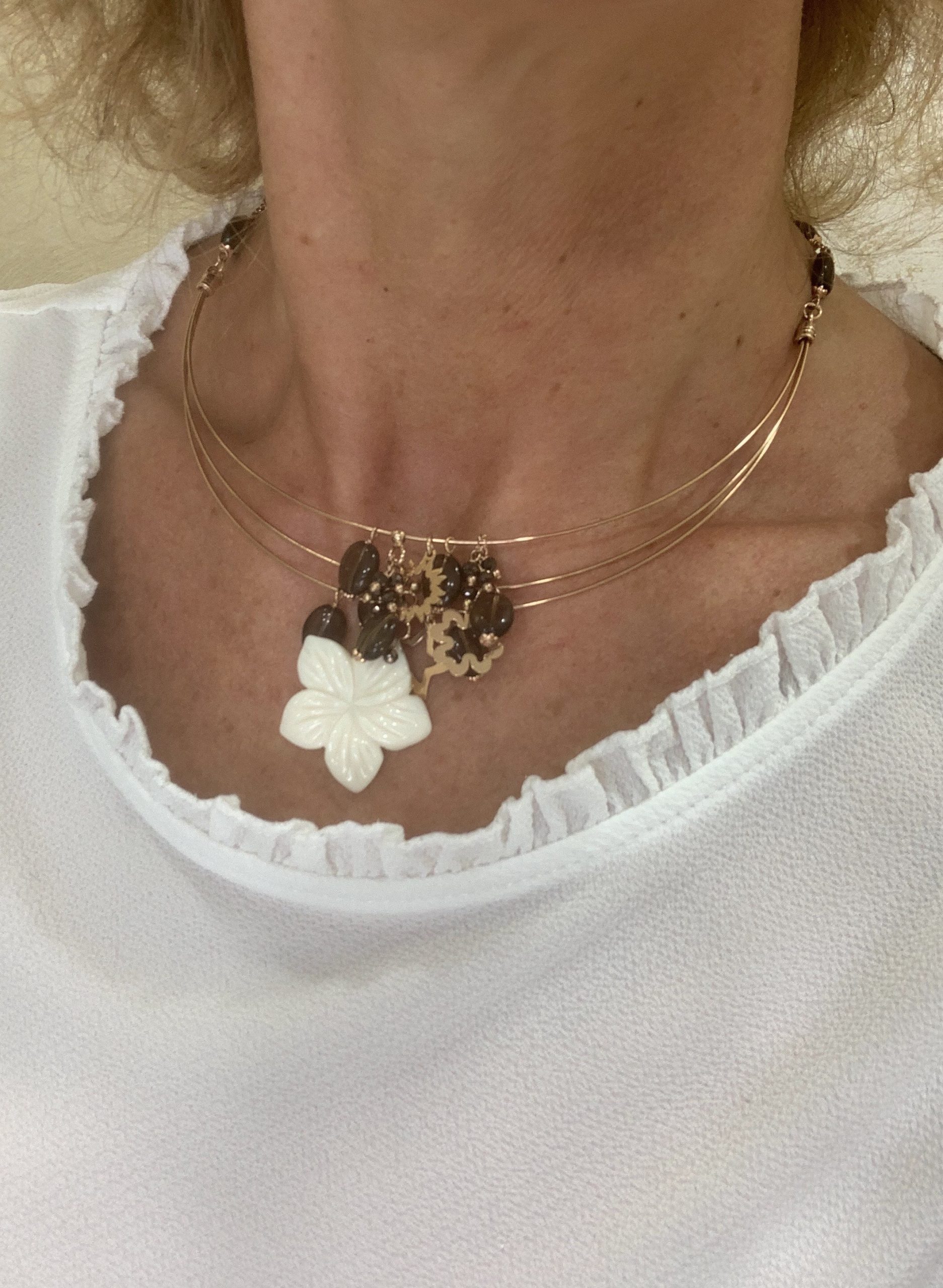 Girocollo rigido con quarzo fume', fiore di osso e argento placcato oro rosa
