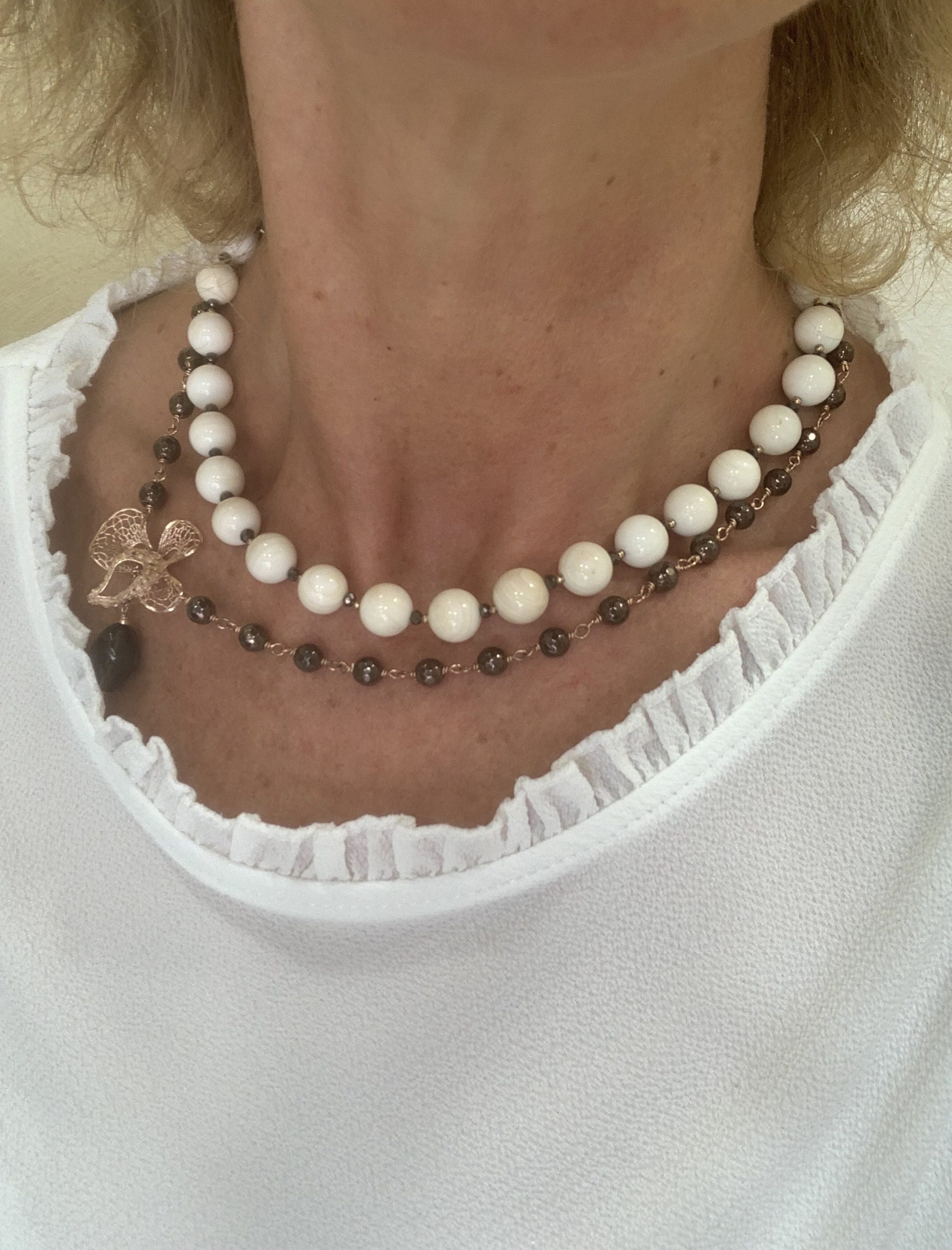 Girocollo a 2 fili con con sfere di conchiglia, ematite ed argento placcati rutenio e oro rosa