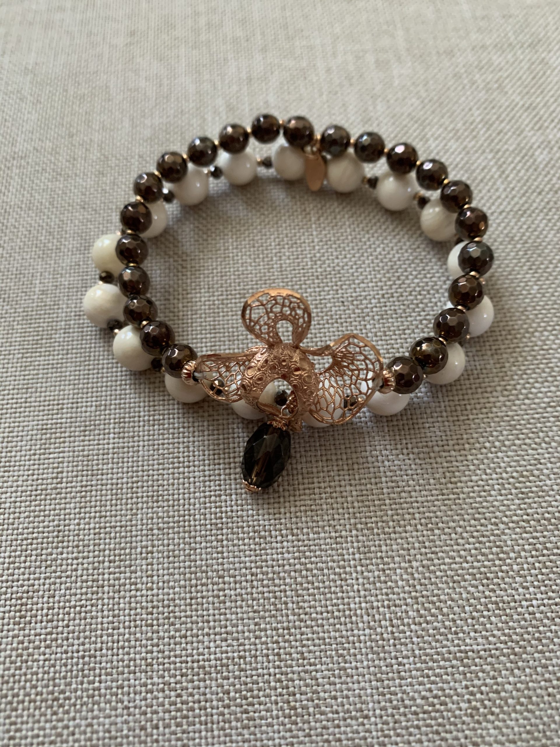 Bracciale elastico a 2 fili con sfere di conchiglia, ematite ed argento placcati rutenio e oro rosa