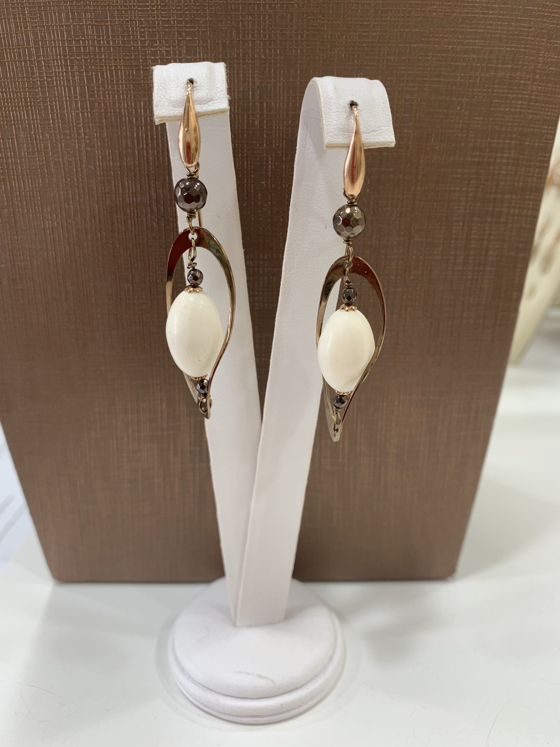 Orecchini con osso, ematite ed argento placcati rutenio e oro rosa