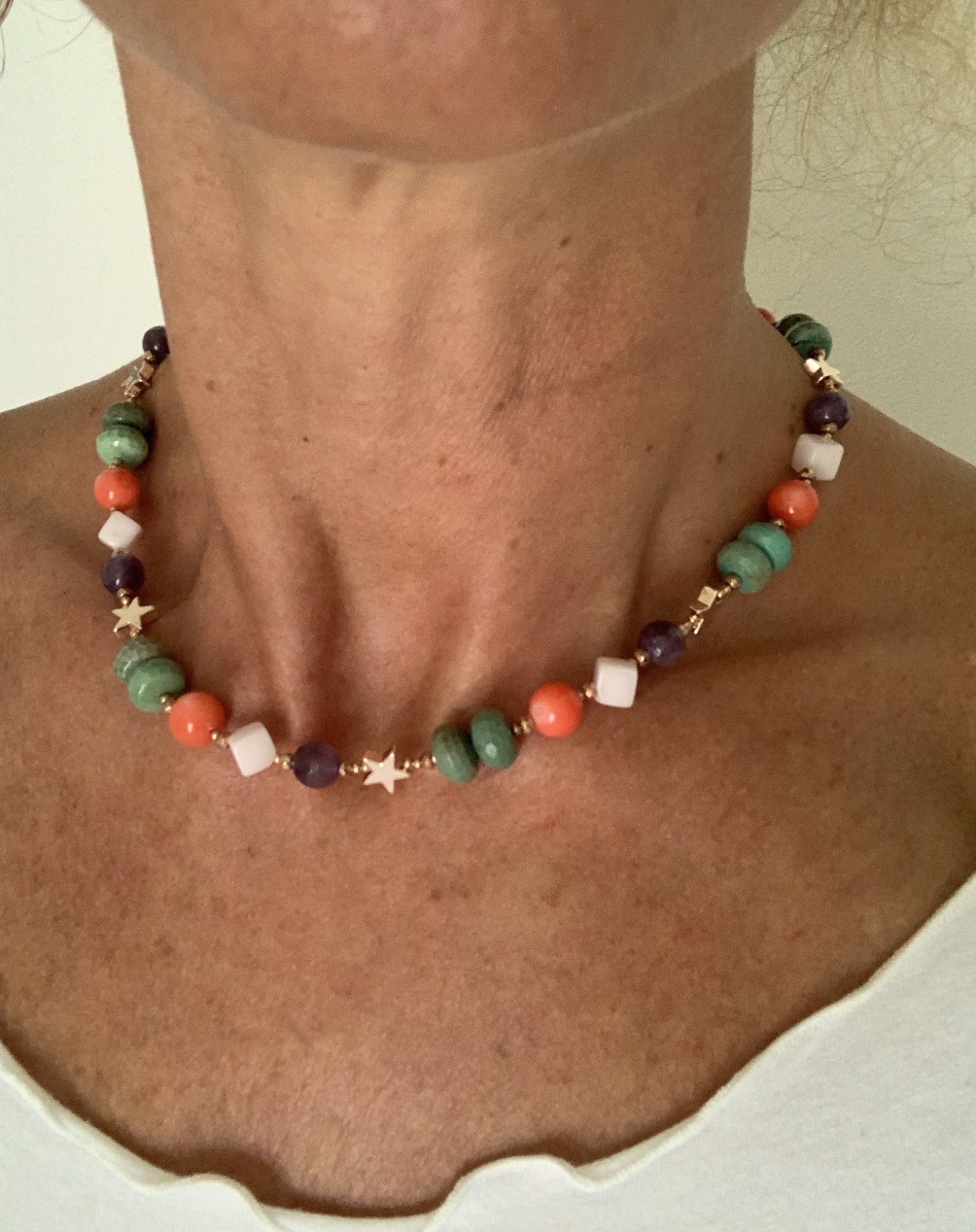 Girocollo con pietre assortite, stelle di ematite e argento placcato oro rosa