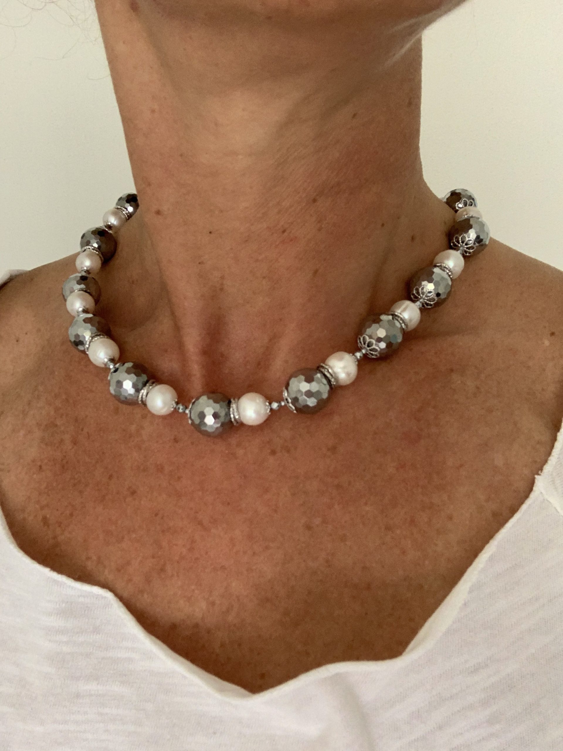 Girocollo perle bianche, ematite rodiata e argento rodiato