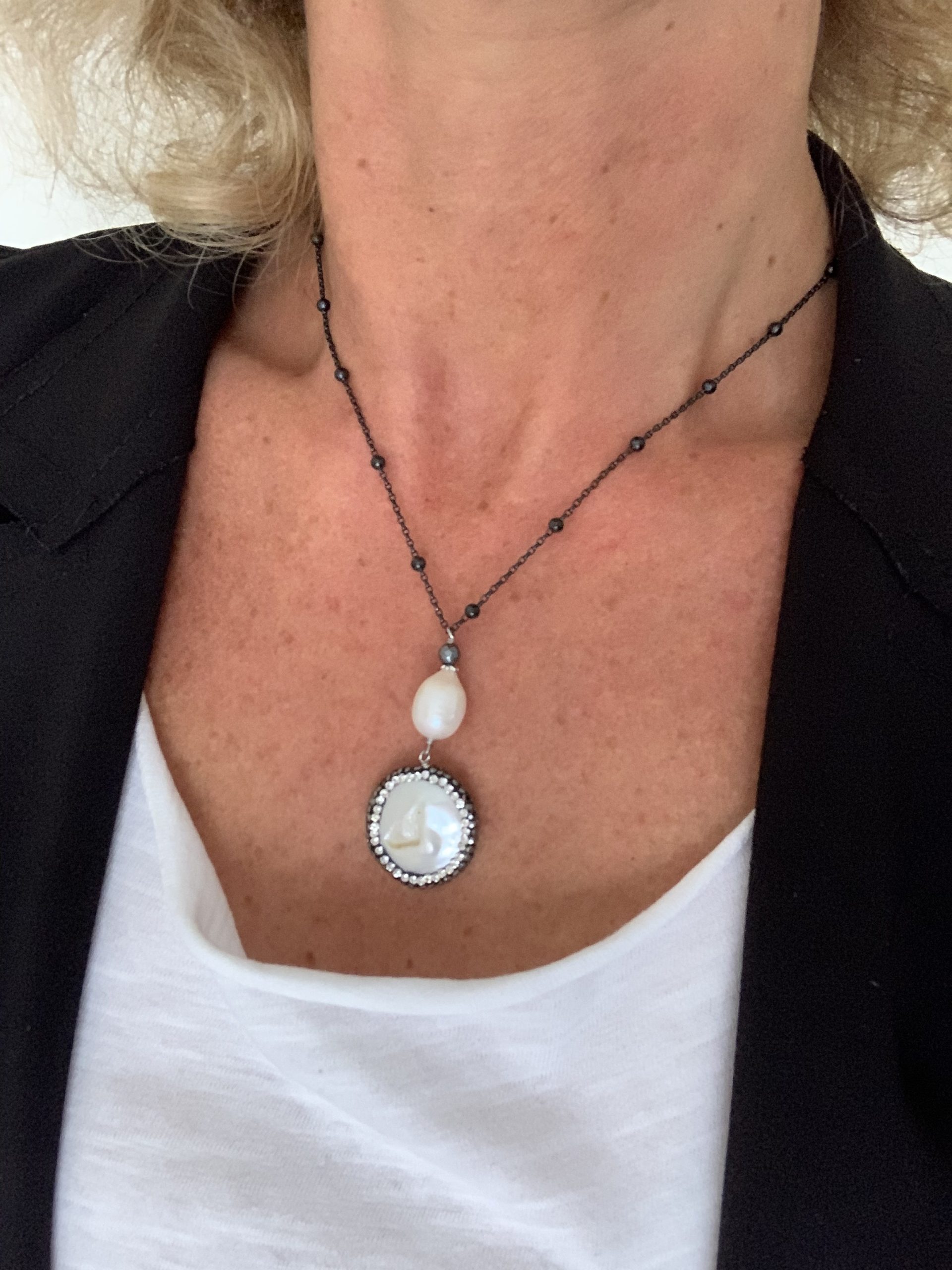 Catenina in argento rodiato nero con perla contornata di strass