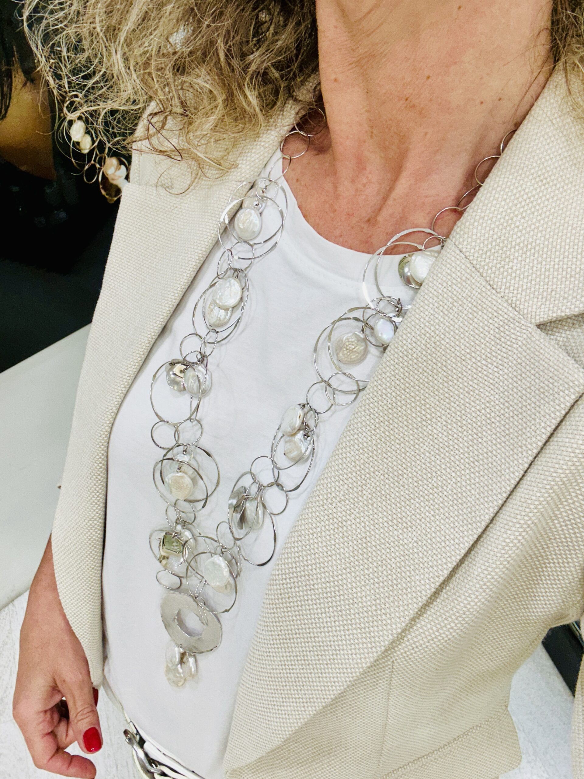 Catena in argento rodiato con ciondoli di perle bianche ed elementi di argento