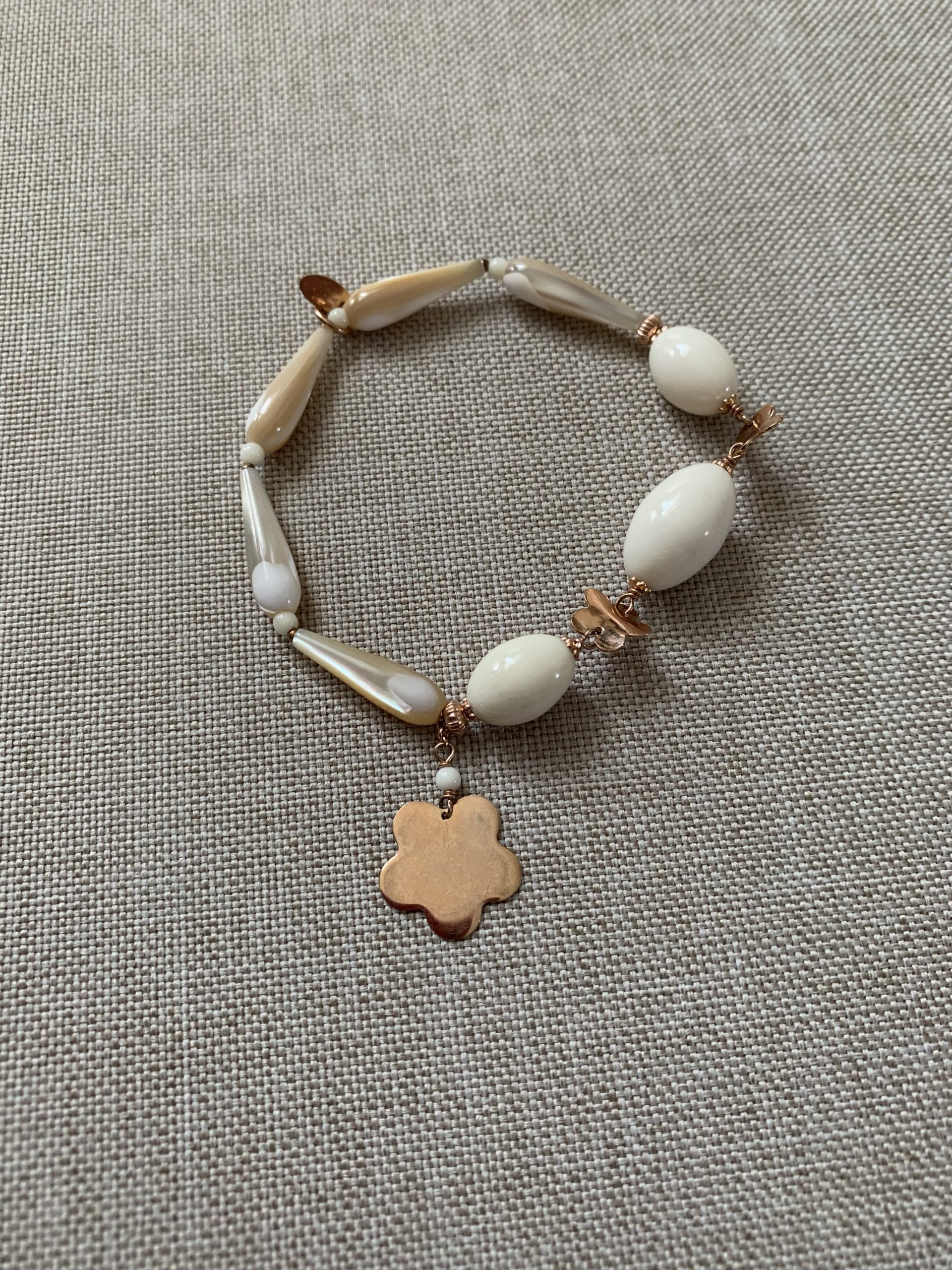 Bracciale elastico madreperla cappuccino, osso e argento placcato oro rosa