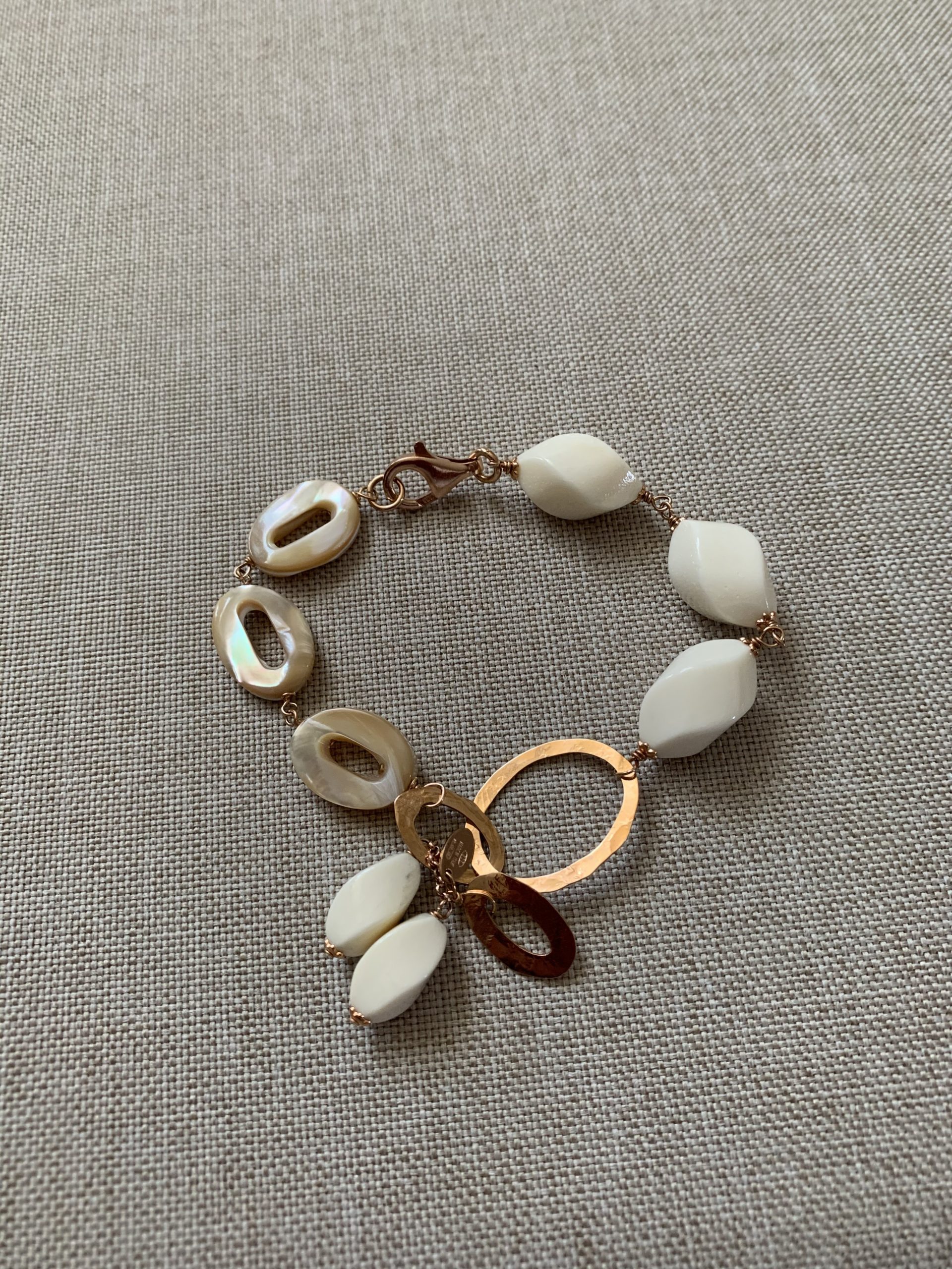 Bracciale con ovali di madreperla cappuccino, tortiglioni di osso, e argento placcato oro rosa