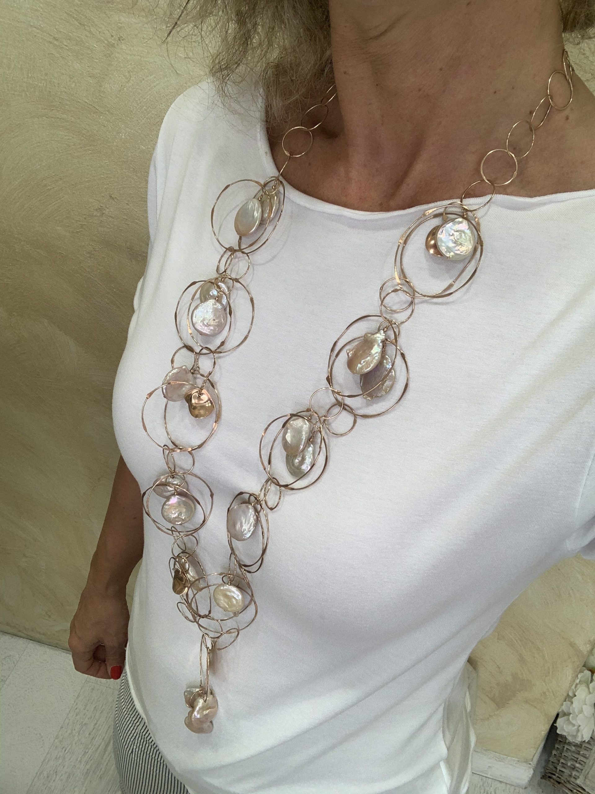 Catena in argento placcato oro rosa con ciondoli di perle rosate ed elementi di argento