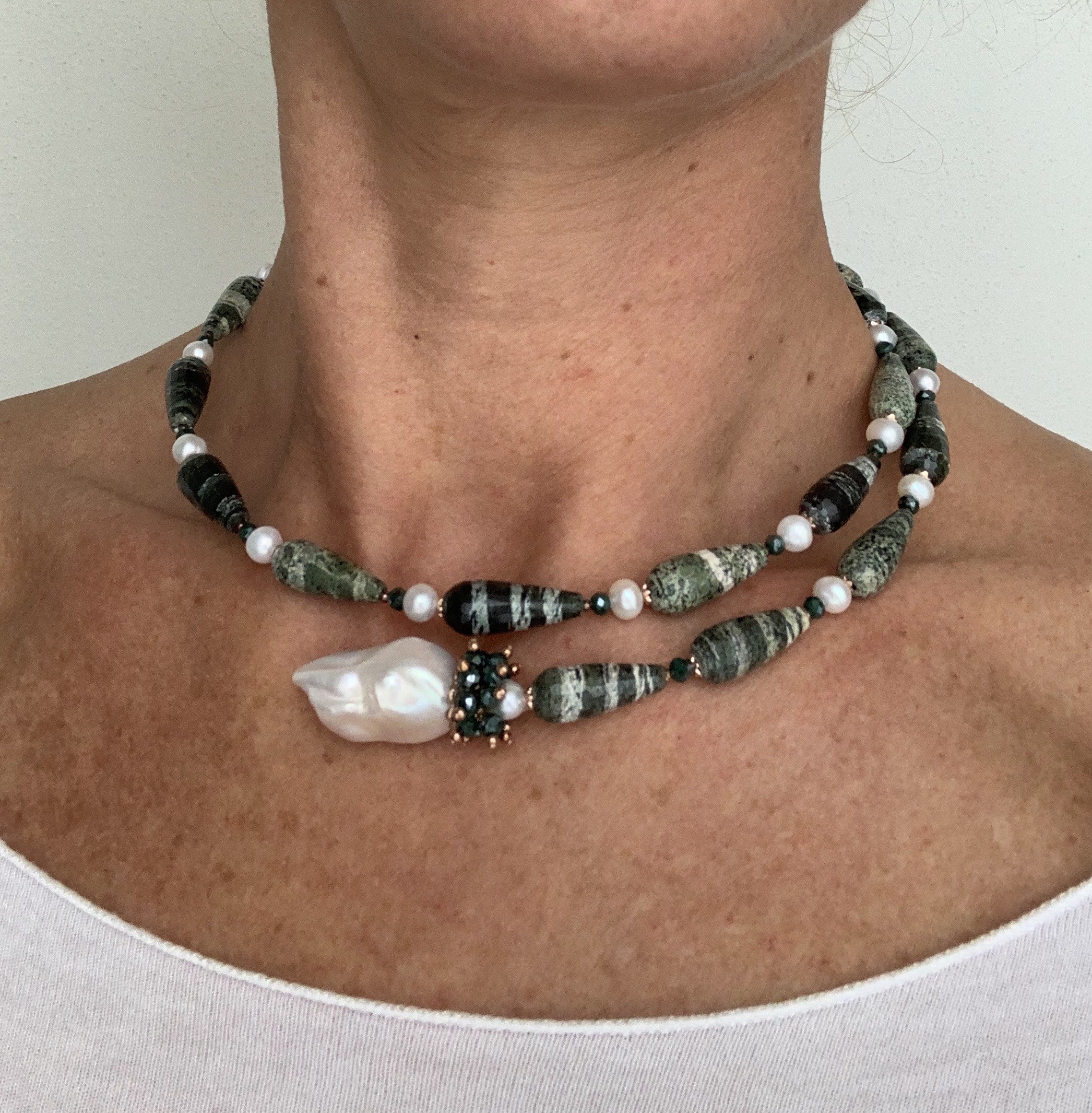 Girocollo di gocce di serpentino, perle bianche e argento placcato oro rosa