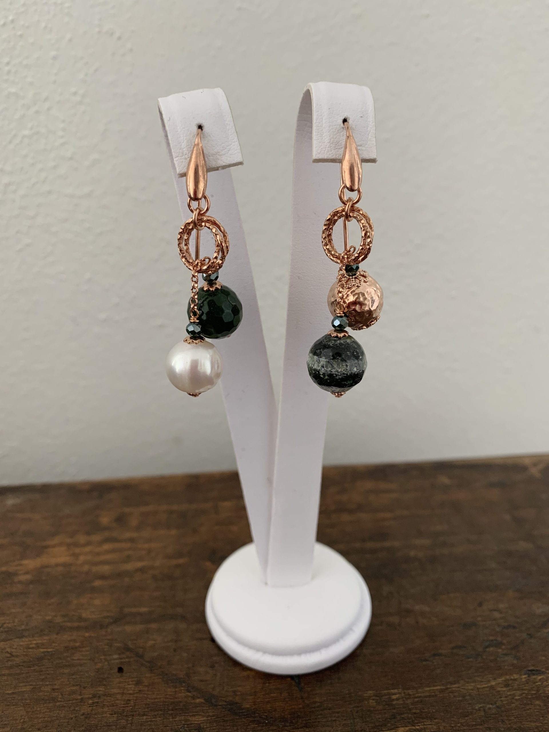 Orecchini con sfere di serpentino, agata verde, perle bianche e argento placcato oro rosa