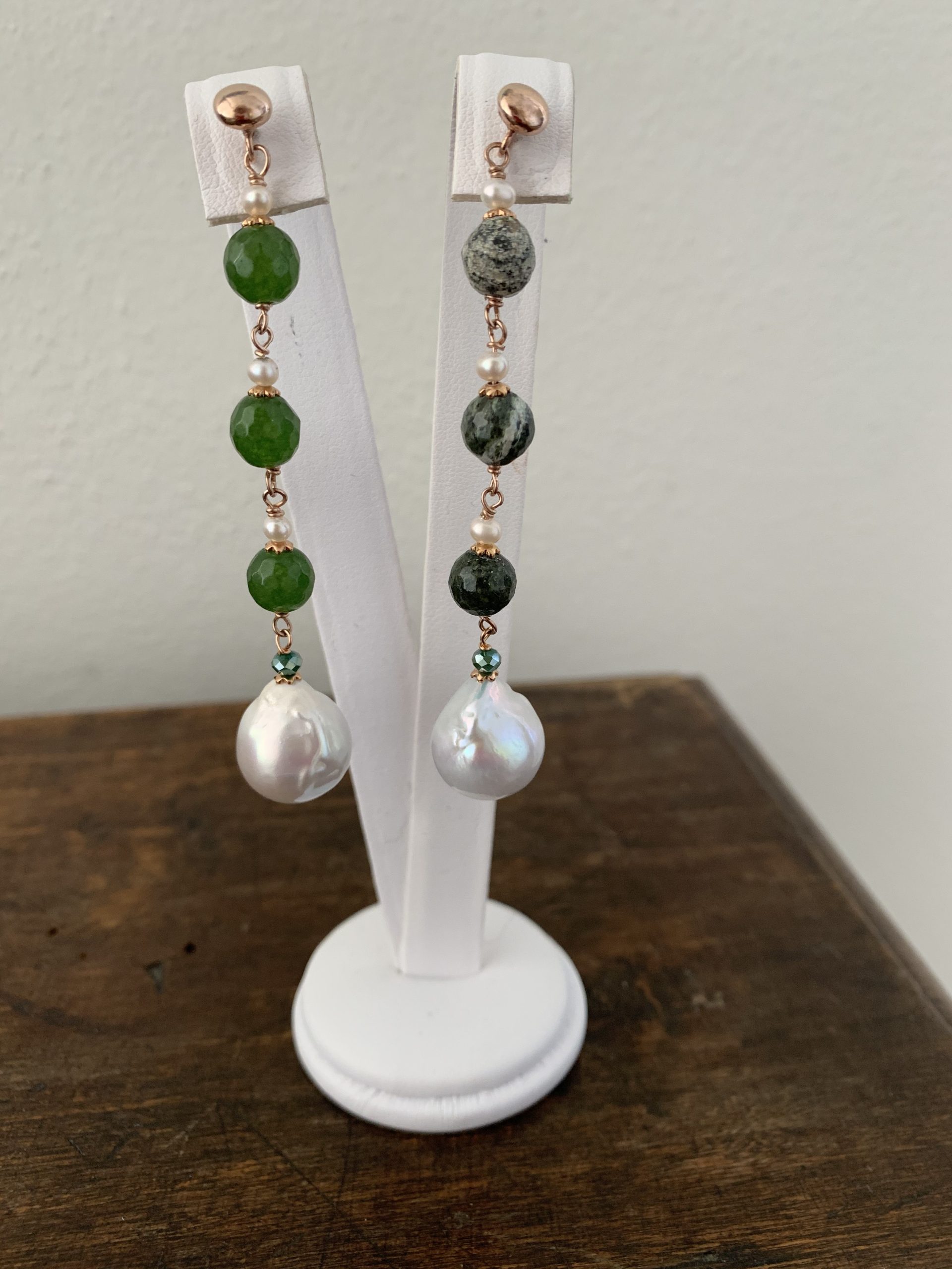 Orecchini asimmetrici di serpentino, agata verde, perle e argento placcato oro rosa