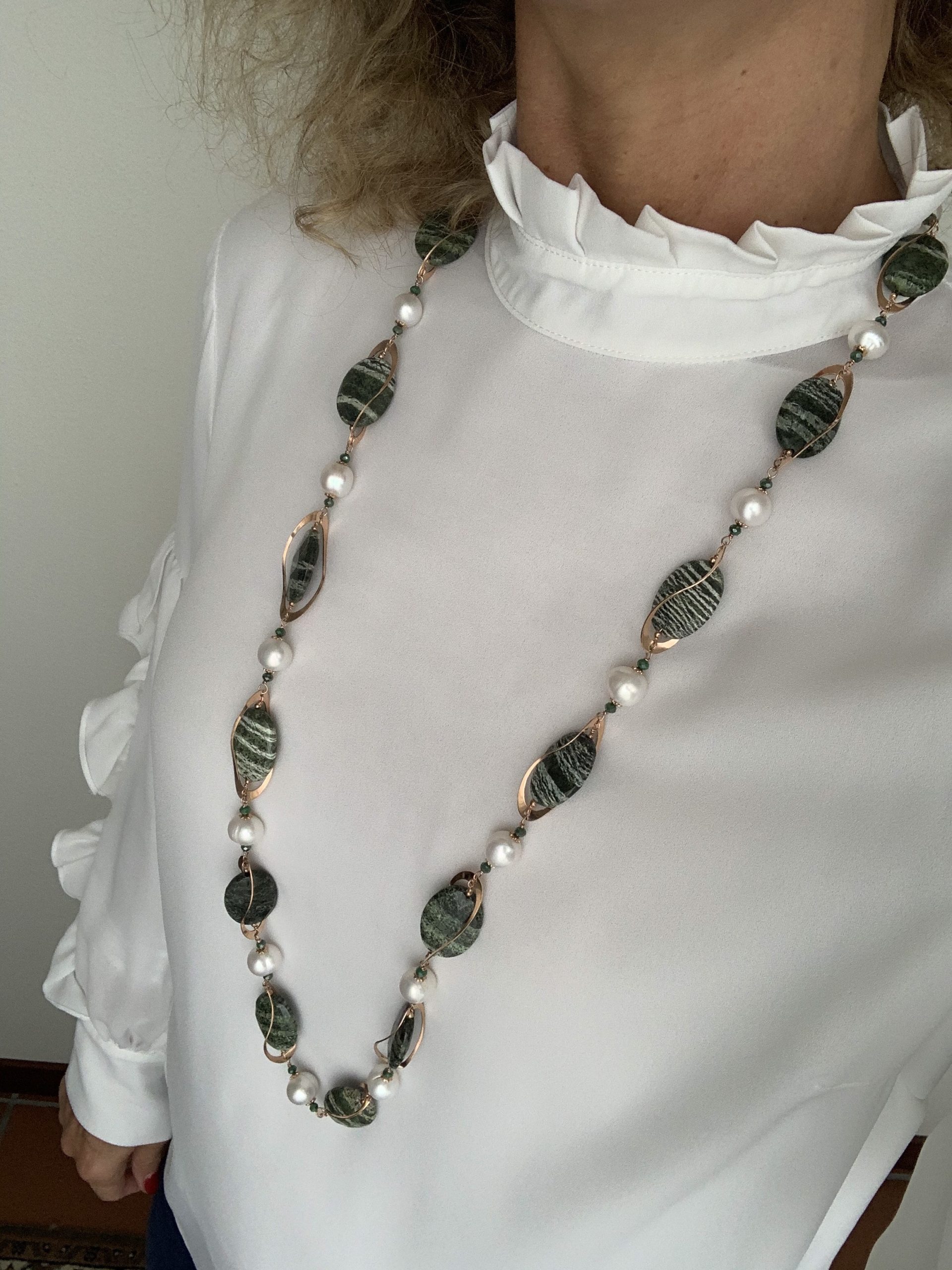 Collana ovali serpentino, argento placcato oro rosa, perle e quarzi idrotermali