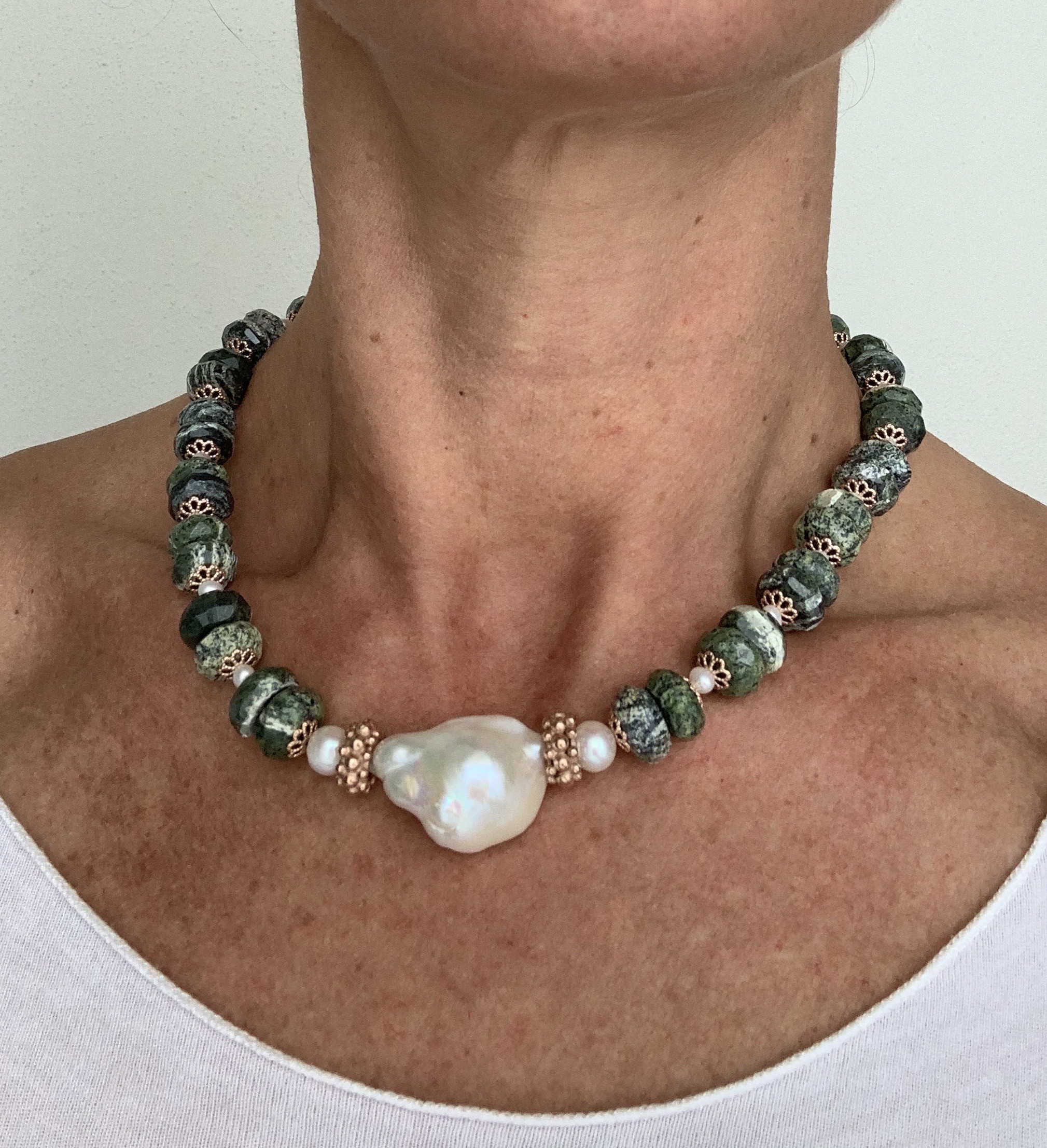 Girocollo rondelle serpentino, perla barocca e argento placcato oro rosa