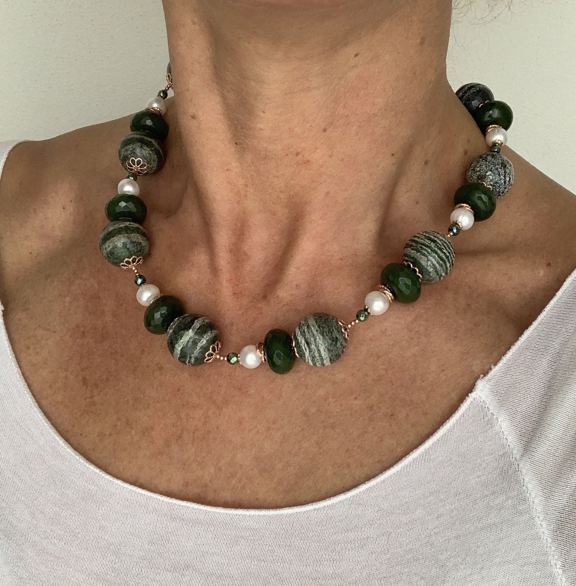 Girocollo rondelle serpentino, agata verde, perle e argento placcato oro rosa